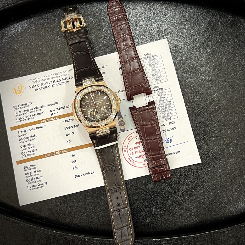 Patek Philippe Replica 1:1 Watch Nautilus 5724 18K Solid Gold With Natural Diamonds 40mm