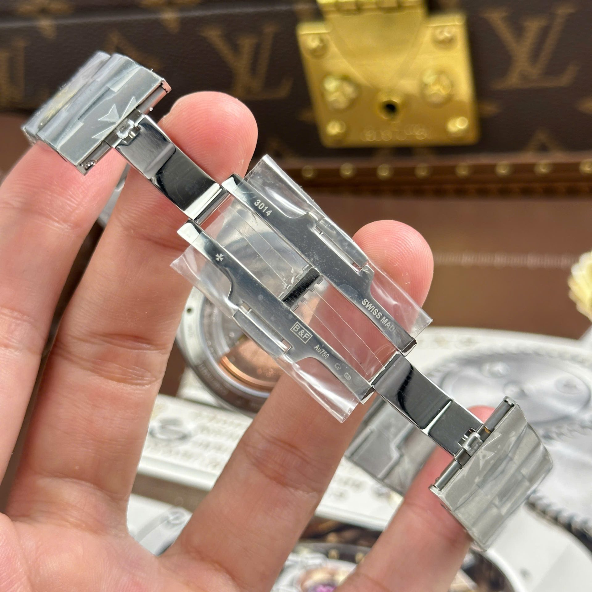 Vacheron Constantin Overseas Ultra-Thin 2000V Knock Off Watches White Dial Metal Wire 8F Factory 40mm