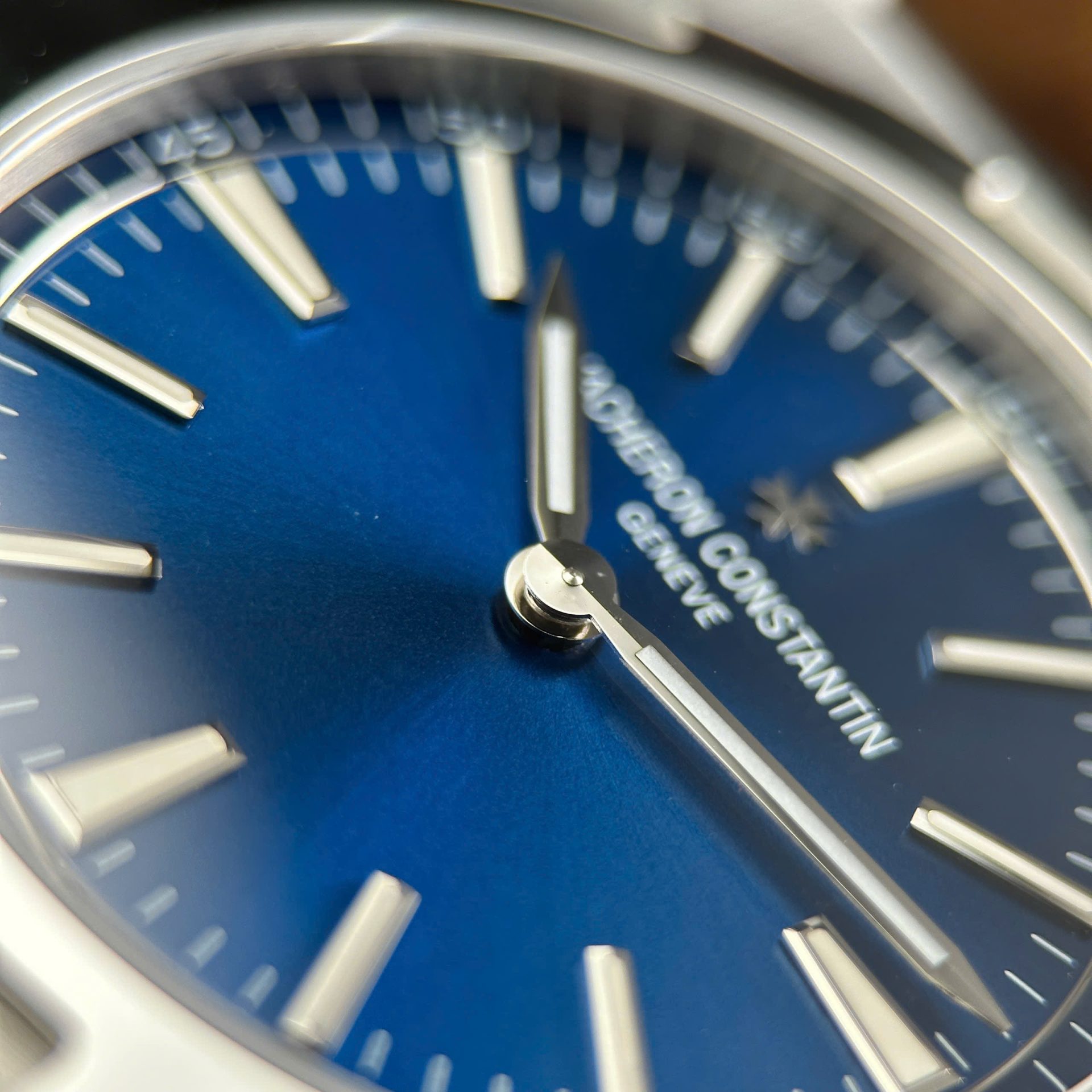 Vacheron Constantin Overseas Ultra-Thin 2000V Luxury Fake Watches Blue Dial Metal Wire 8F Factory 40mm