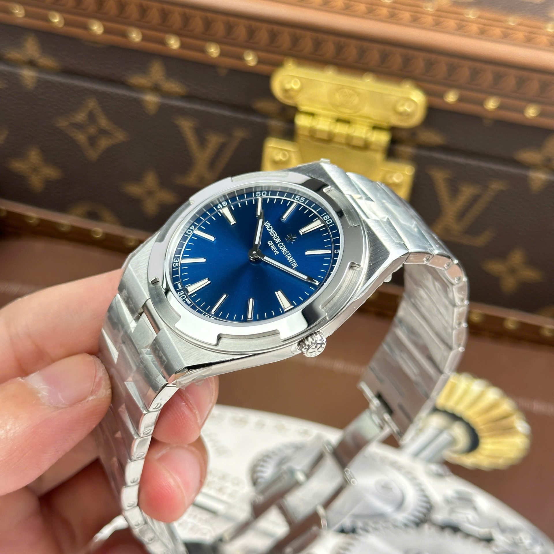 Vacheron Constantin Overseas Ultra-Thin 2000V Luxury Fake Watches Blue Dial Metal Wire 8F Factory 40mm