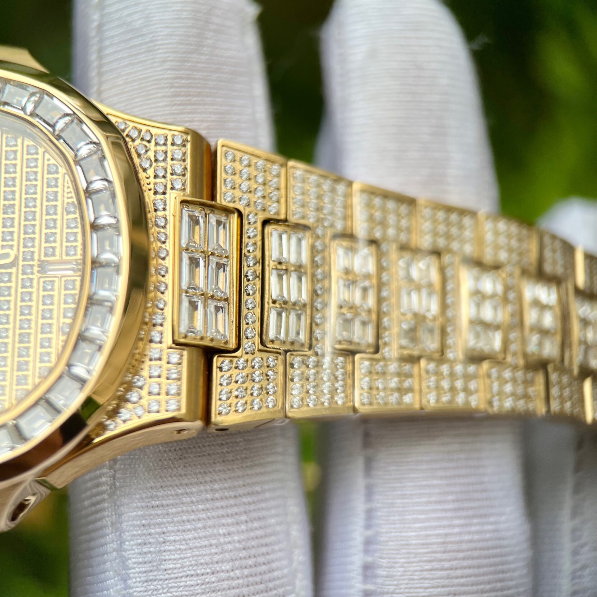 Patek Philippe Nautilus 5719 Replica 1:1 Watch With Full Stone Yellow Gold Plated 3K 40mm