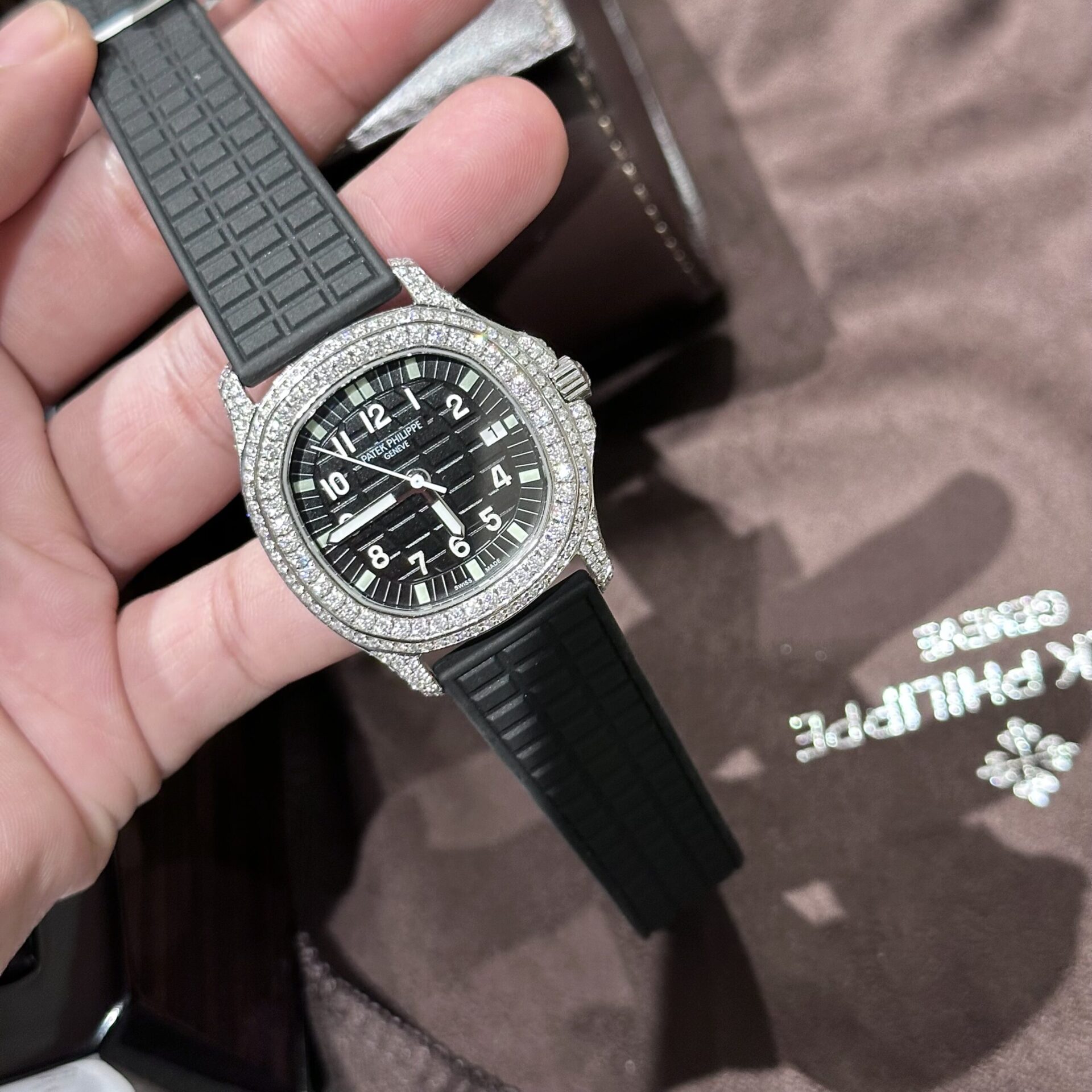 Patek Philippe Replica 1:1 Watch Aquanaut 5069G With Moissanite Diamonds Bezel 35.6mm