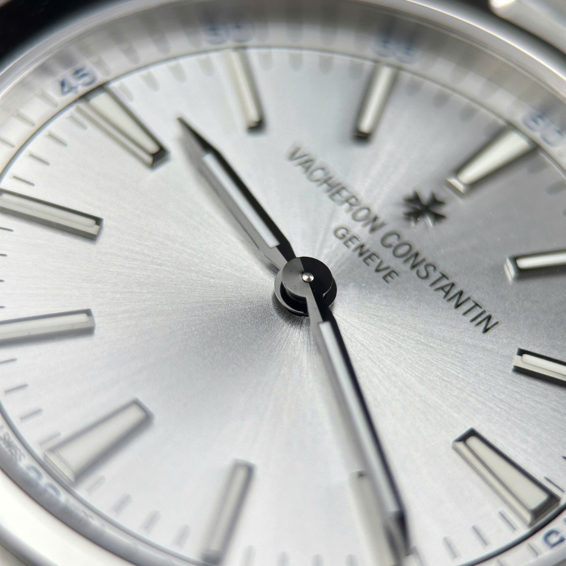 Vacheron Constantin Overseas Ultra-Thin 2000V Knock Off Watches White Dial Metal Wire 8F Factory 40mm