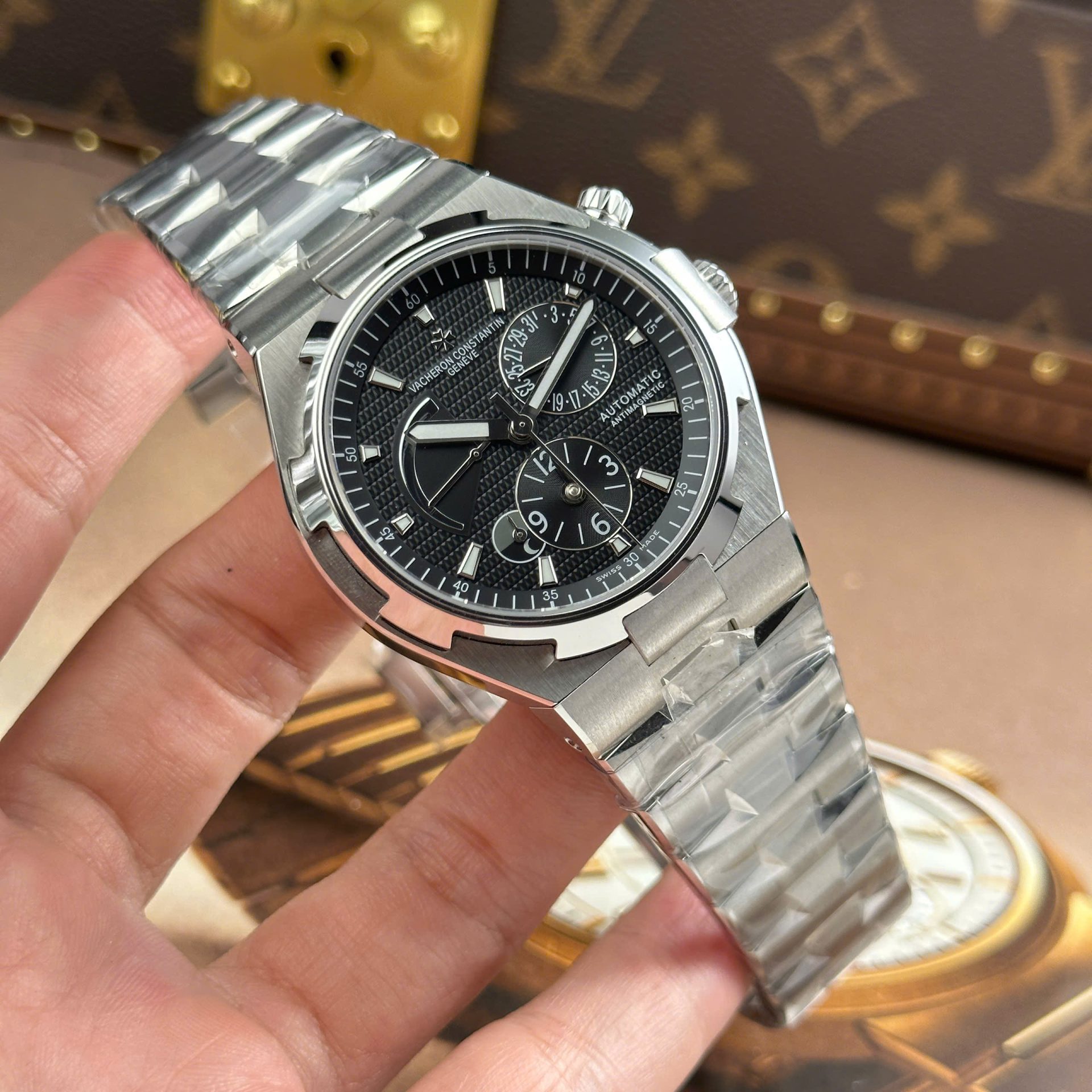 Vacheron Constantin Luxury Fake Watches Overseas Dual Time 47450 Black Dial Metal Wire 9F Factory 42mm