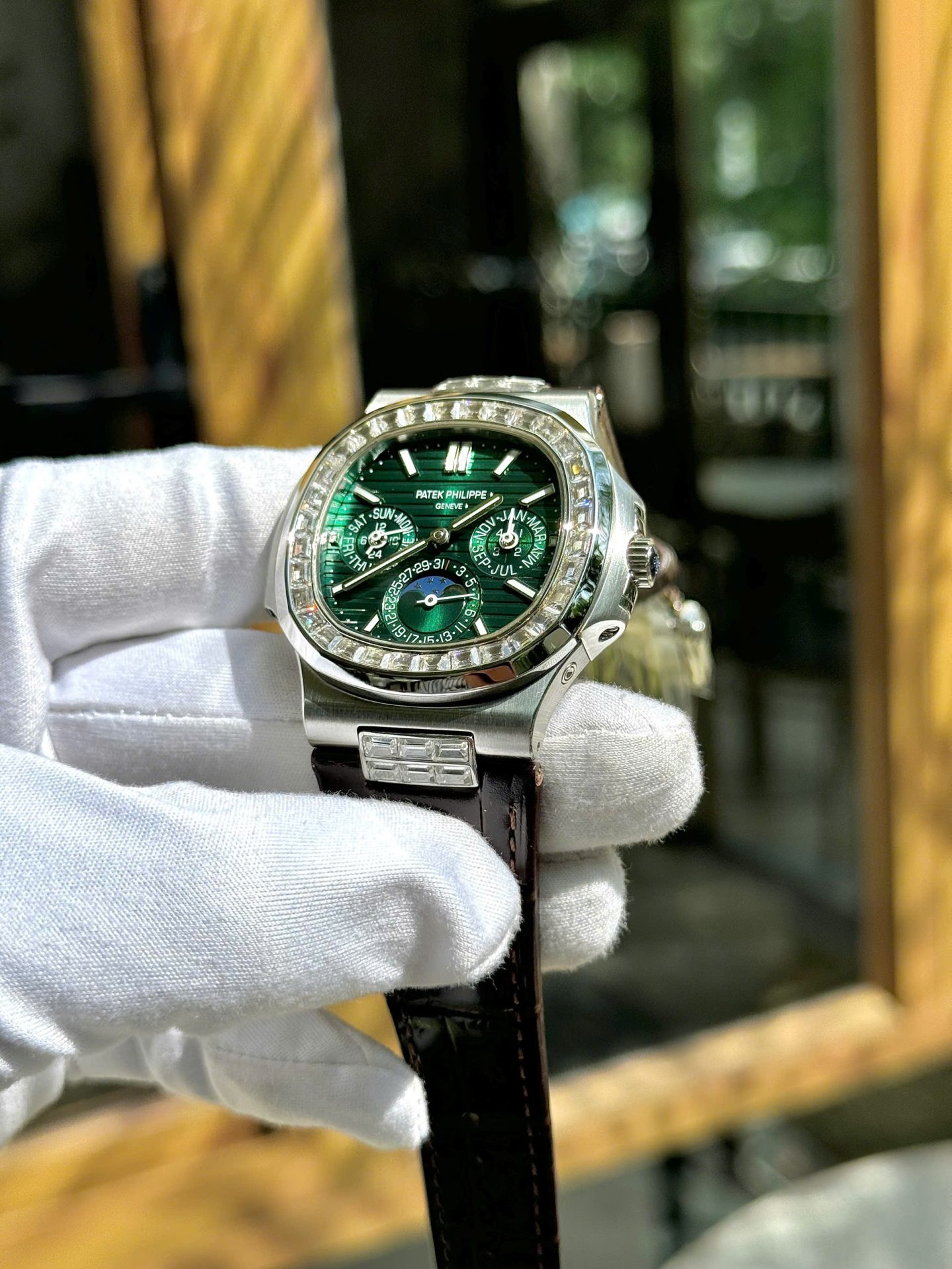 Patek Philippe High End Watch Replicas Nautilus 5740G Diamond   Green Dial Best Quality 40mm