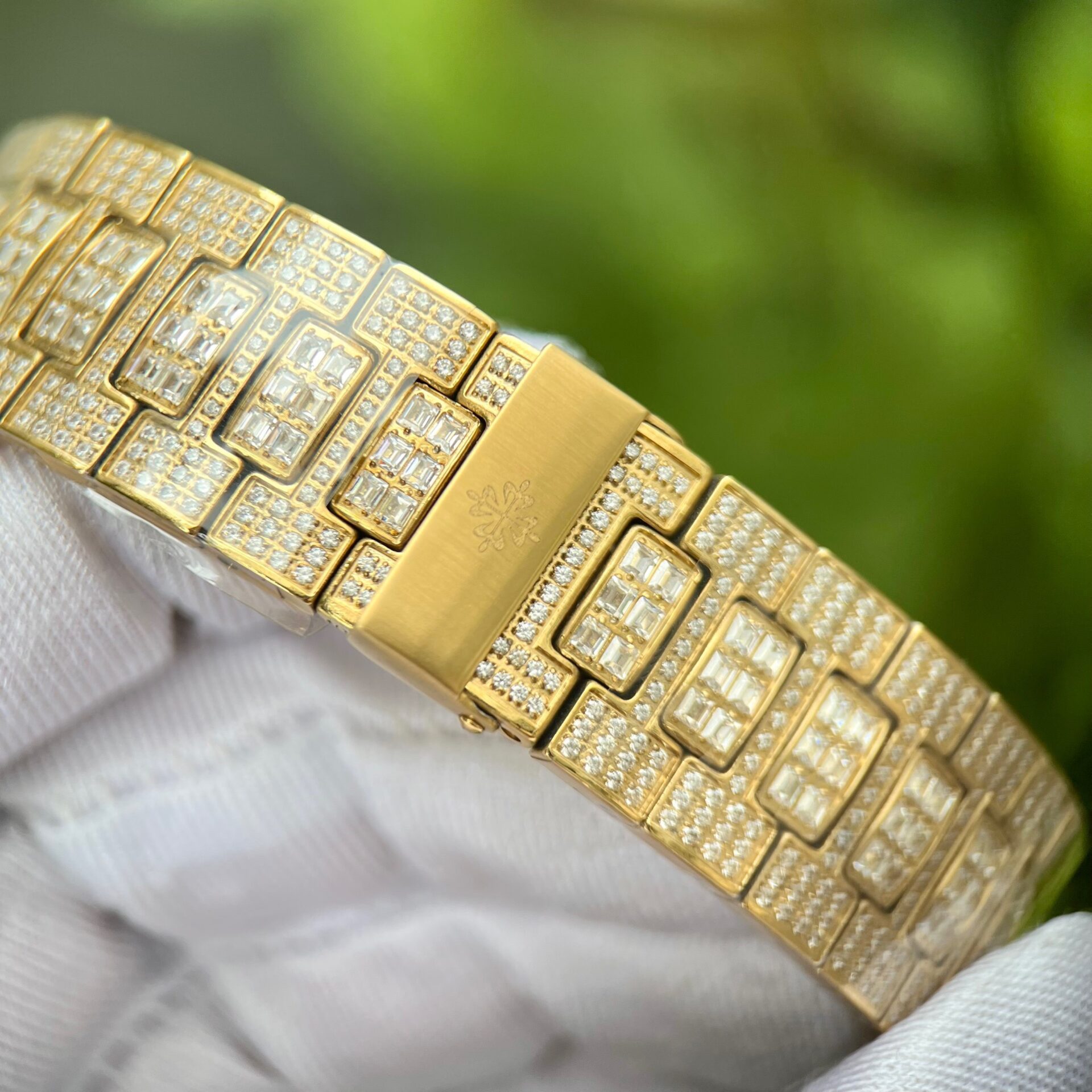 Patek Philippe Nautilus 5719 Replica 1:1 Watch With Full Stone Yellow Gold Plated 3K 40mm