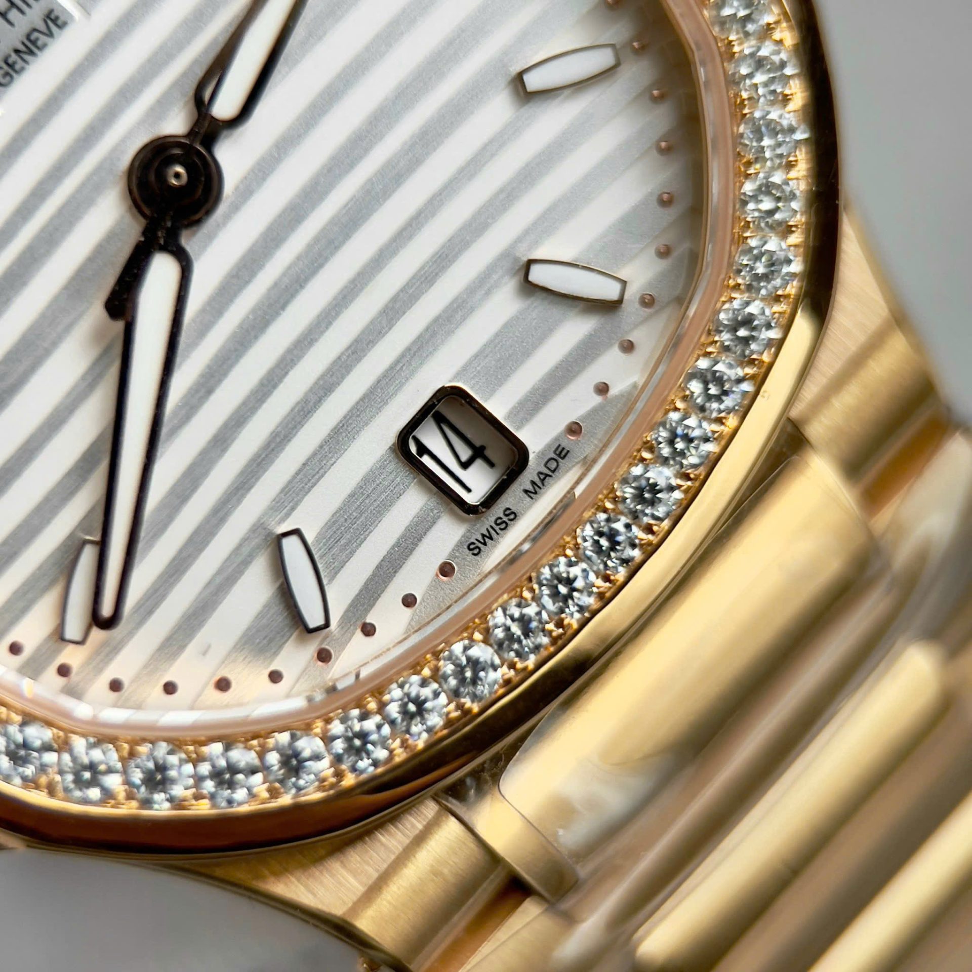 Patek Philippe Nautilus 7118 Best Replica Watches White Dial Bezel Moissanite Diamonds 35.2mm