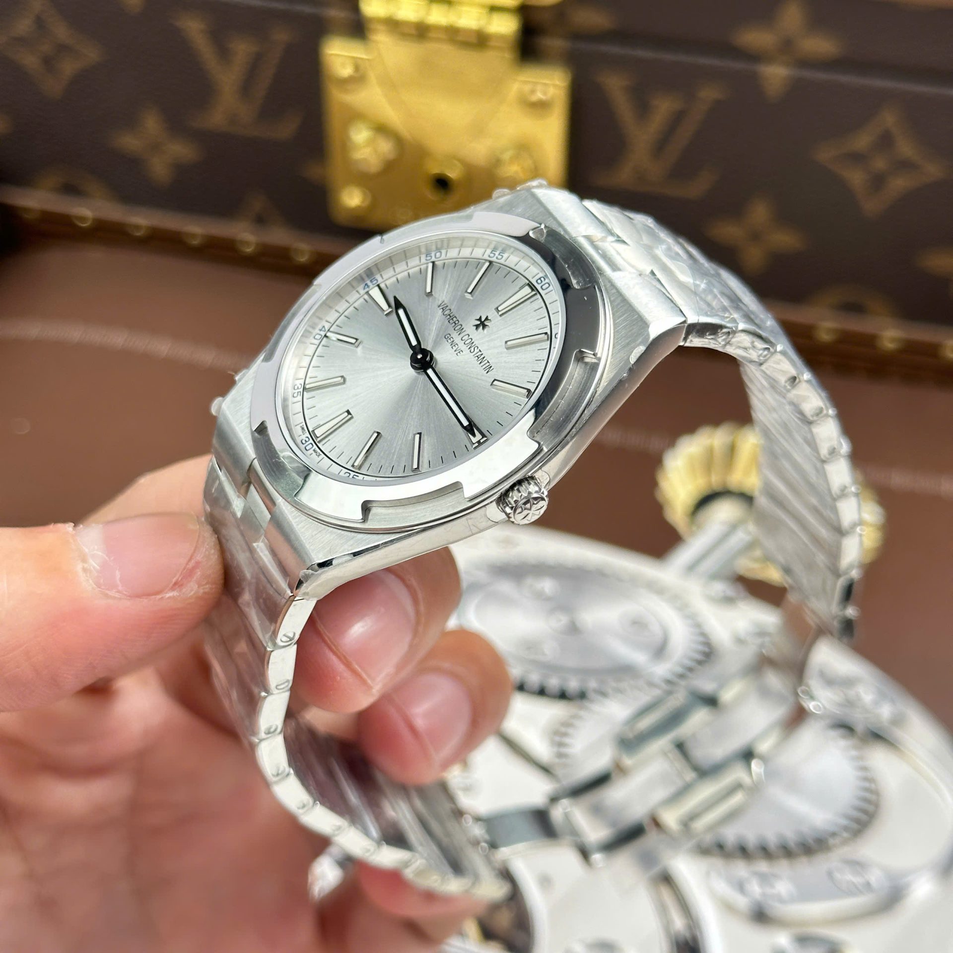 Vacheron Constantin Overseas Ultra-Thin 2000V Knock Off Watches White Dial Metal Wire 8F Factory 40mm
