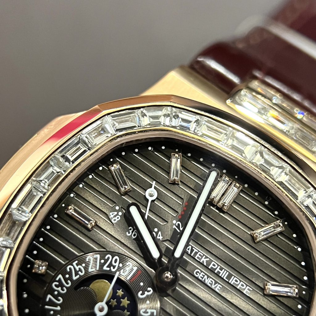 Patek Philippe Replica 1:1 Watch Nautilus 5724 18K Solid Gold With Natural Diamonds 40mm