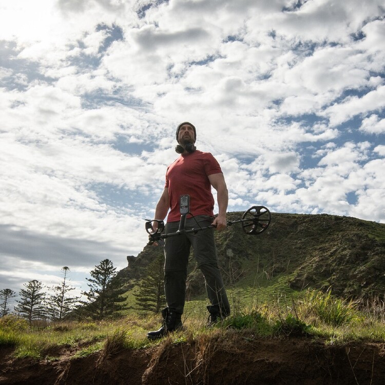 Minelab Equinox 900 Metal Detector Black