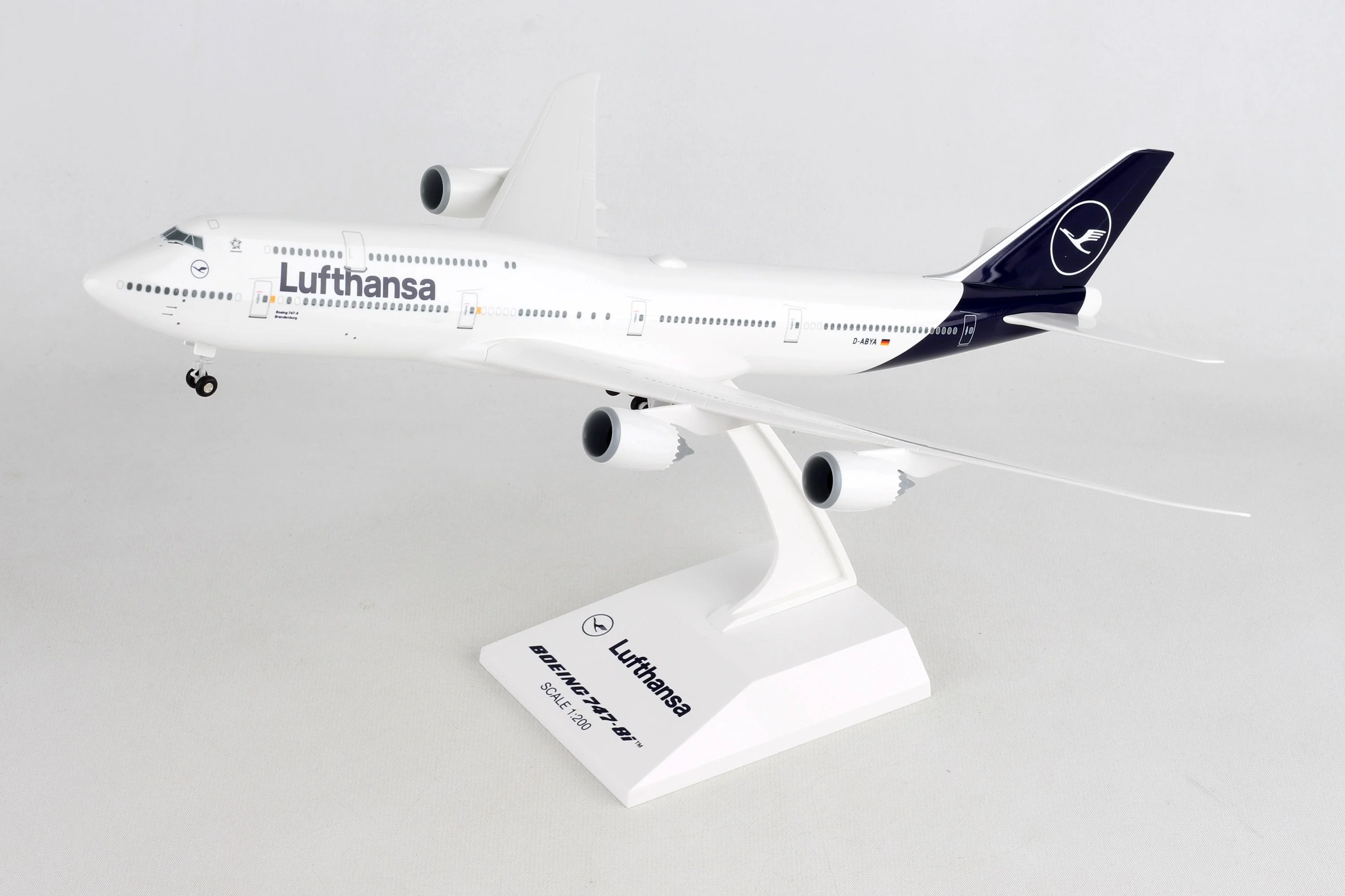 SKR1040 SKYMARKS LUFTHANSA 747-8I 1/200 W/GEAR NEW LIVERY - DTC Aviation Models