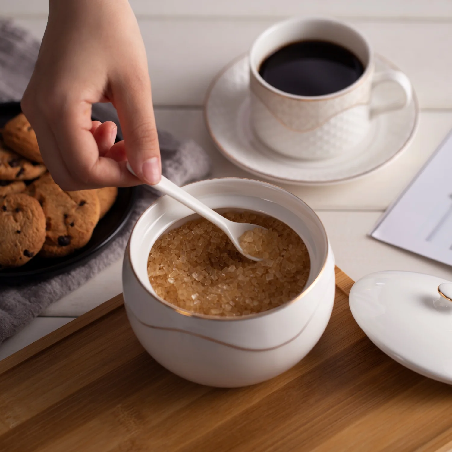 Luxury Gift For Mother Wife Girlfriend 11 oz Porcelain Sugar Bowl With Built-in Spoon Sugar Holder Sugar Containerr