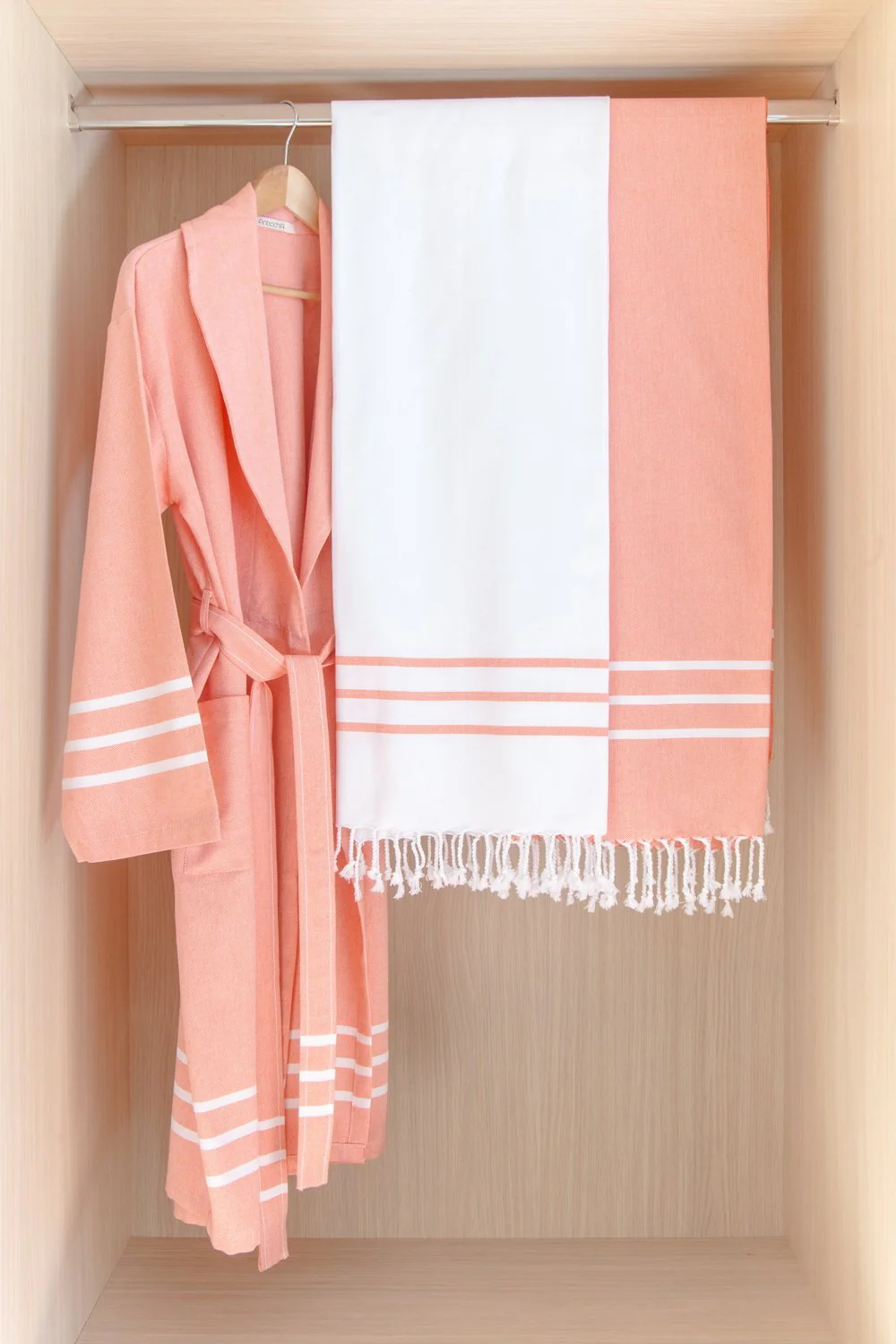 Antiochia Collection Bathrobe – Coral
