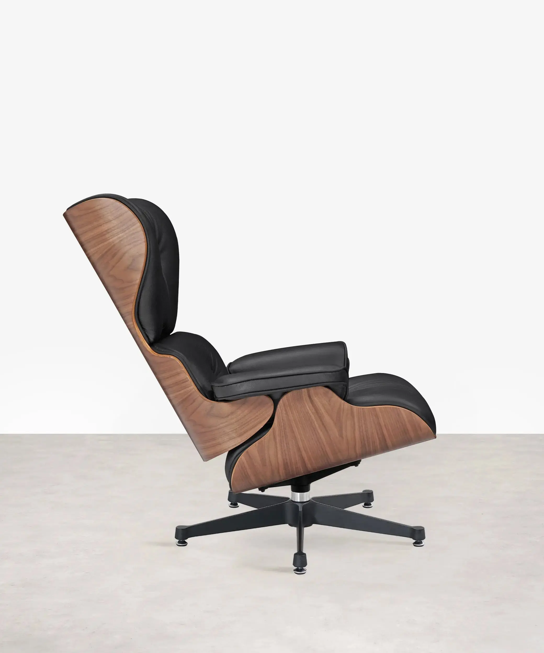 Sillón en Madera Tapizado en Piel con Reposapiés Magnum