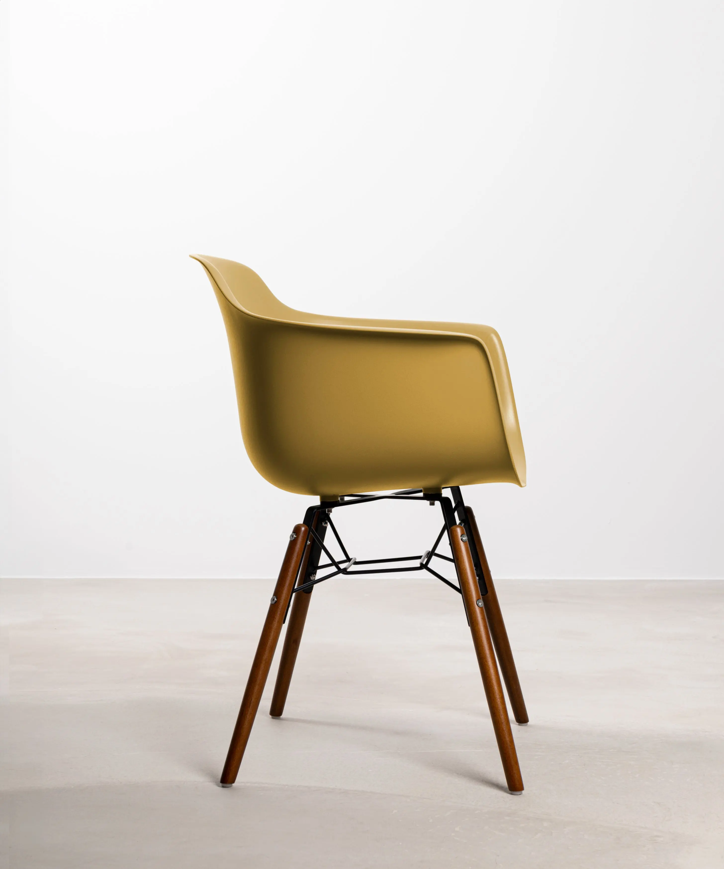 Silla de Polipropileno y Madera Elon Arms