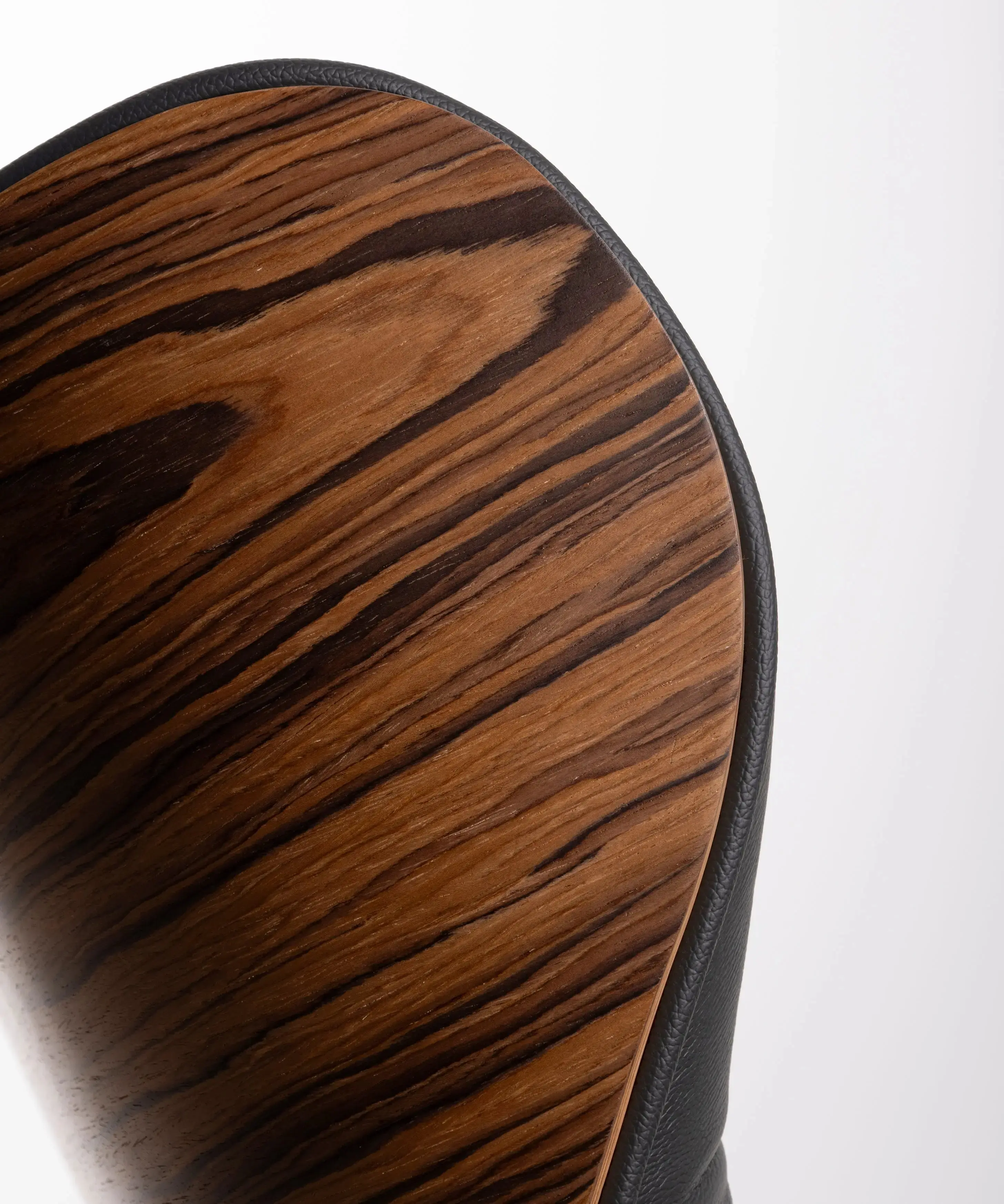 Sillón en Madera Tapizado en Piel con Reposapiés Magnum