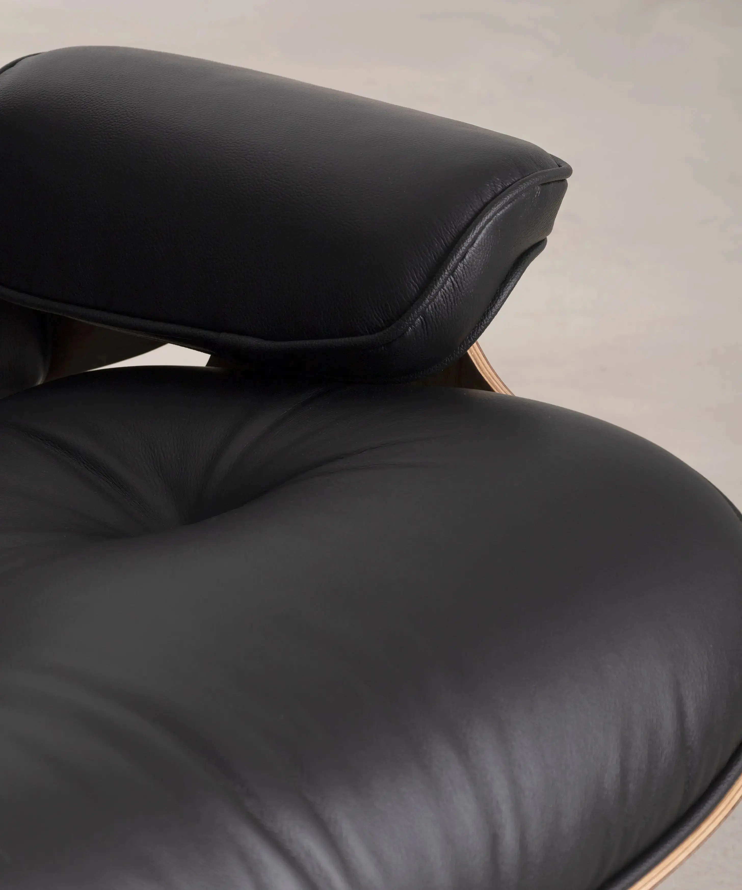 Sillón en Madera Tapizado en Piel con Reposapiés Magnum