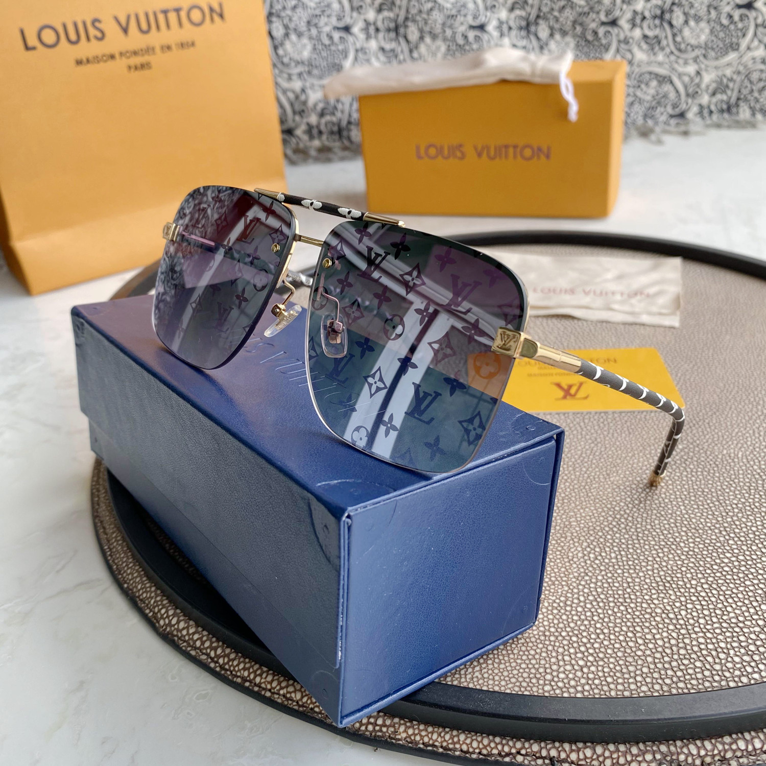 LV GOLD AVIATOR SUNGLASSES