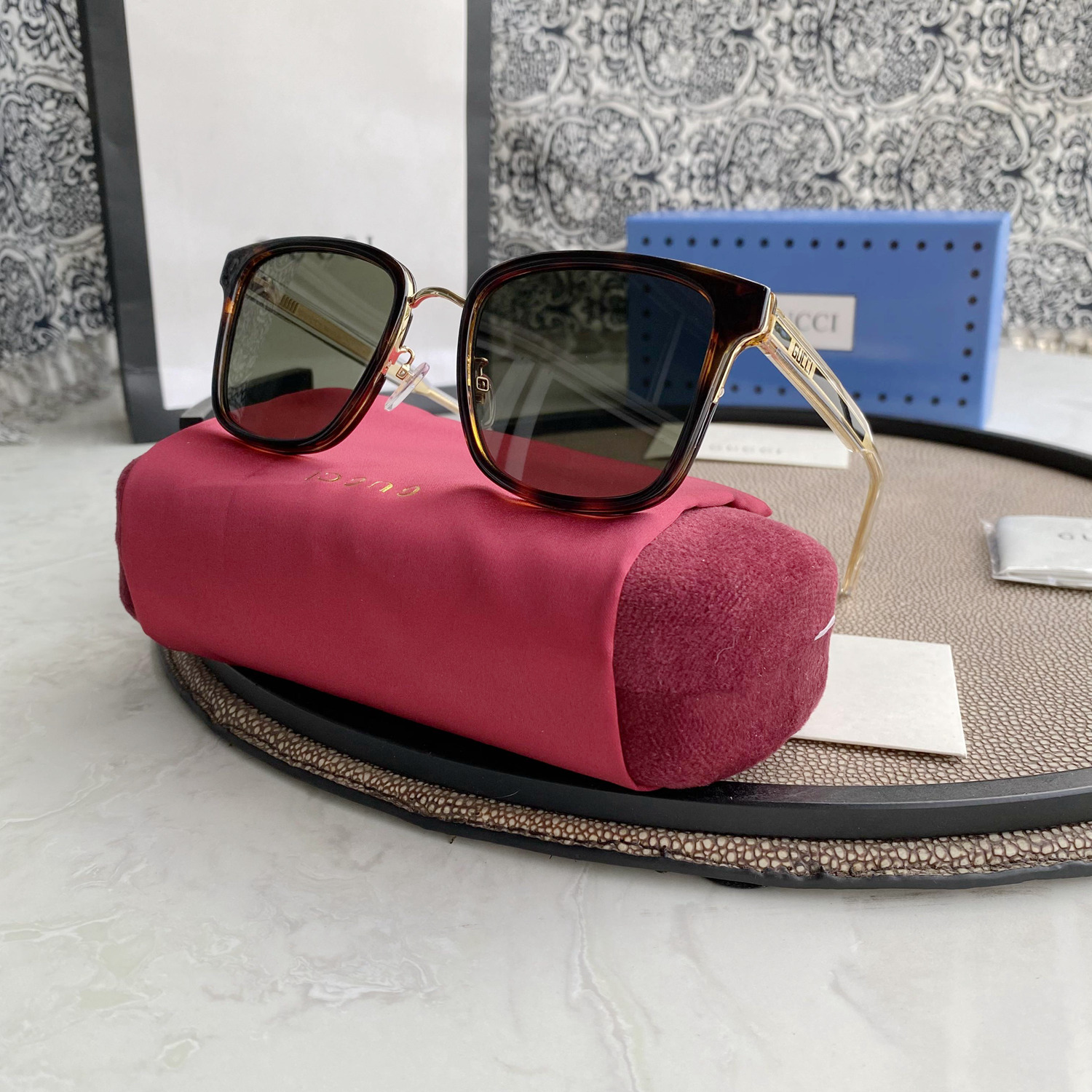 Gucci Eyewear square tinted sunglasses