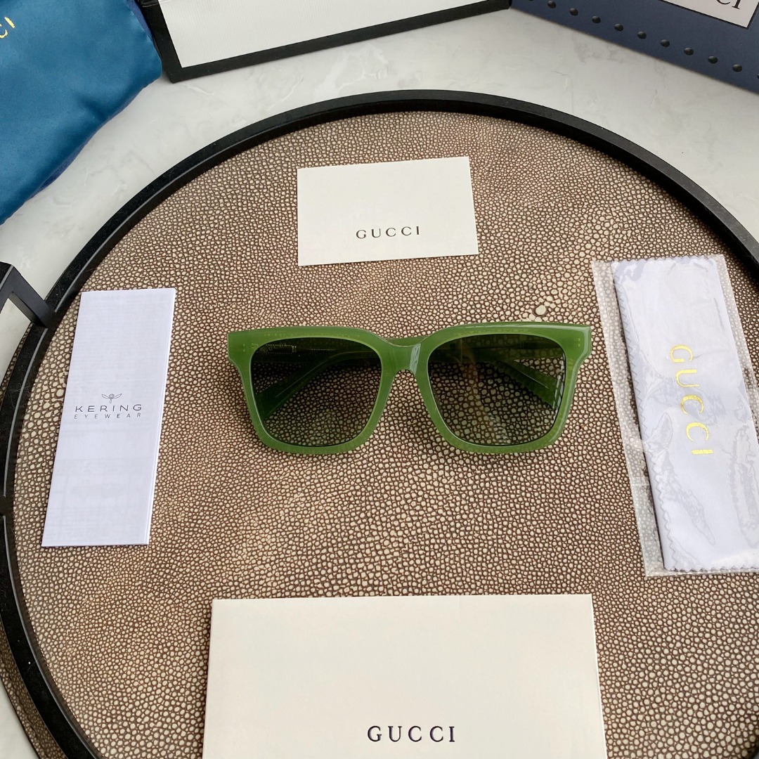 Gucci acetate sunglasses with logo