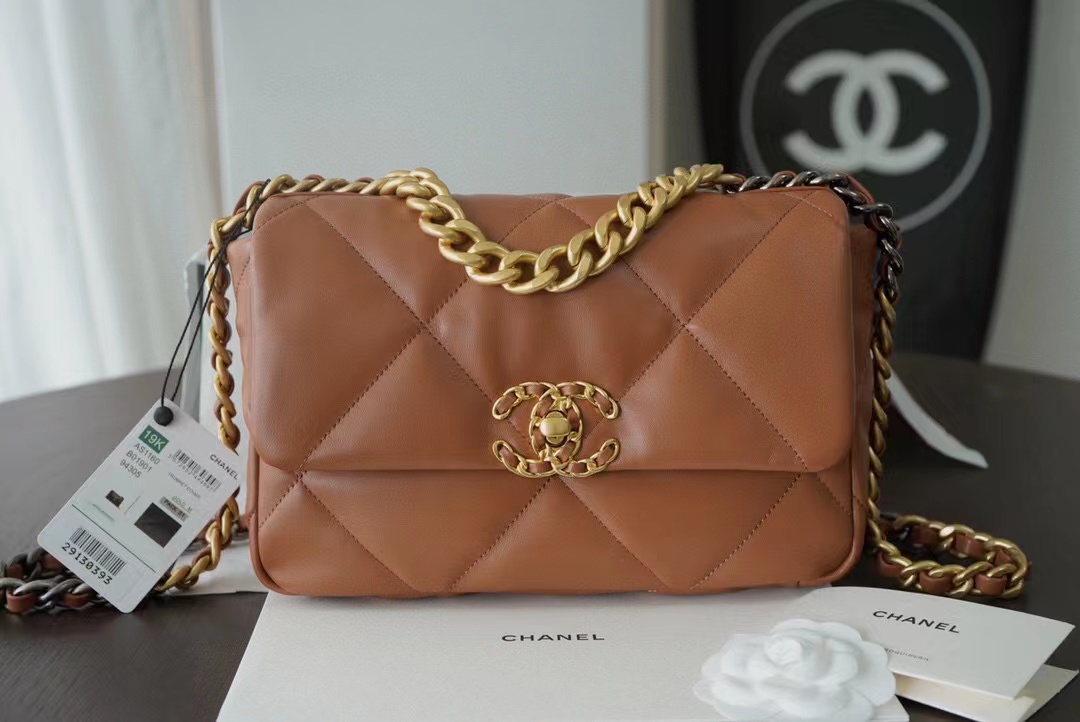 Chanel 19 small in caramel