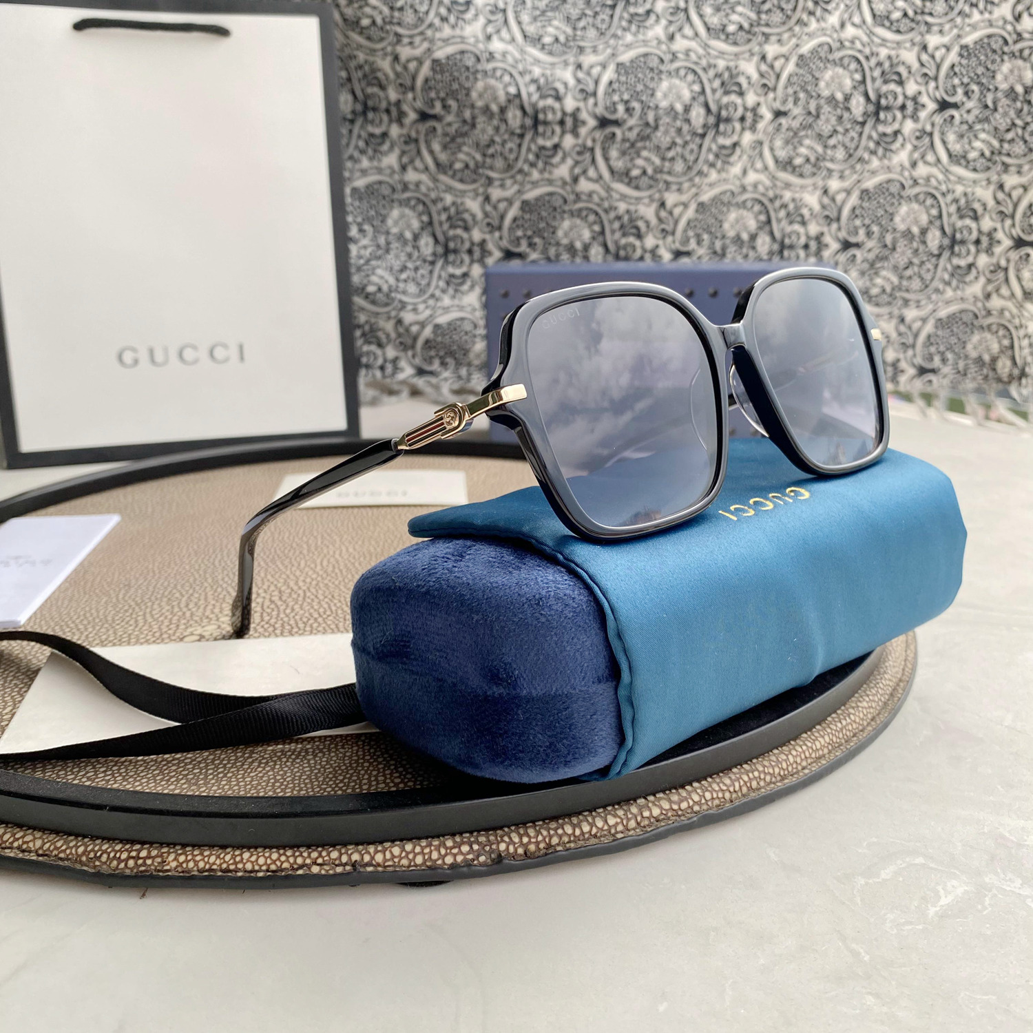 RECTANGULAR FRAME SUNGLASSES