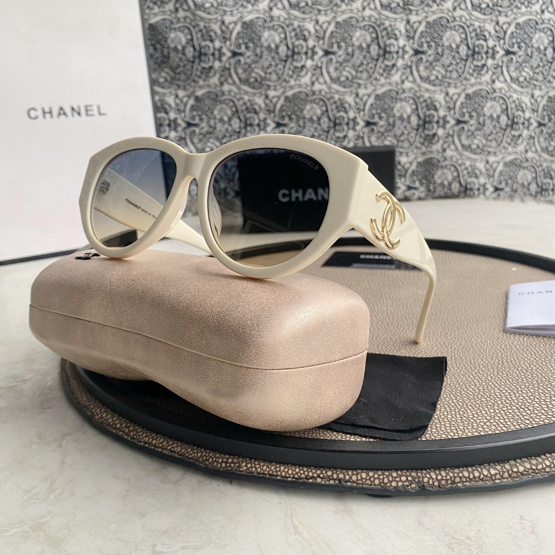 CHANEL Sunglasses