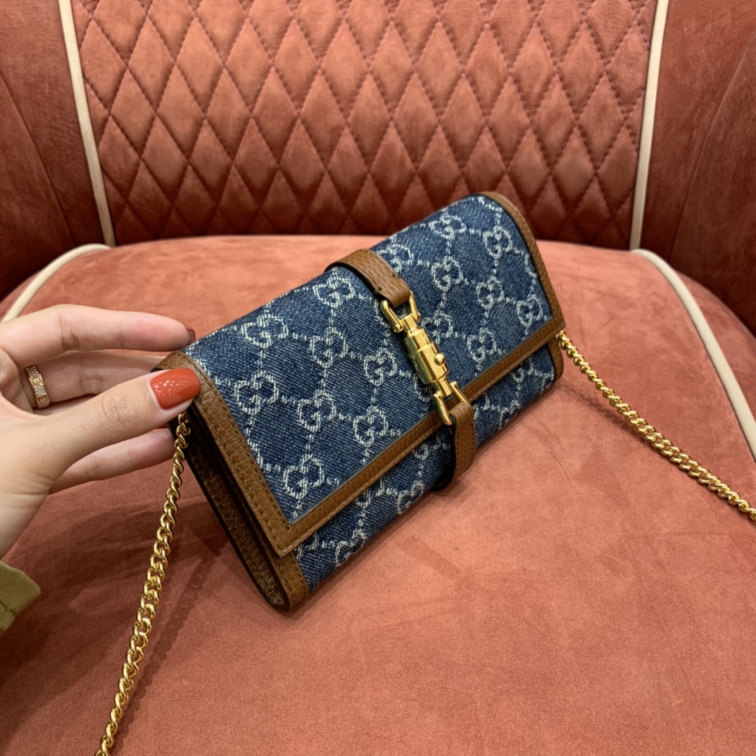 𝙂𝙐𝘾𝘾𝙄 𝘿𝙀𝙉𝙄𝙈