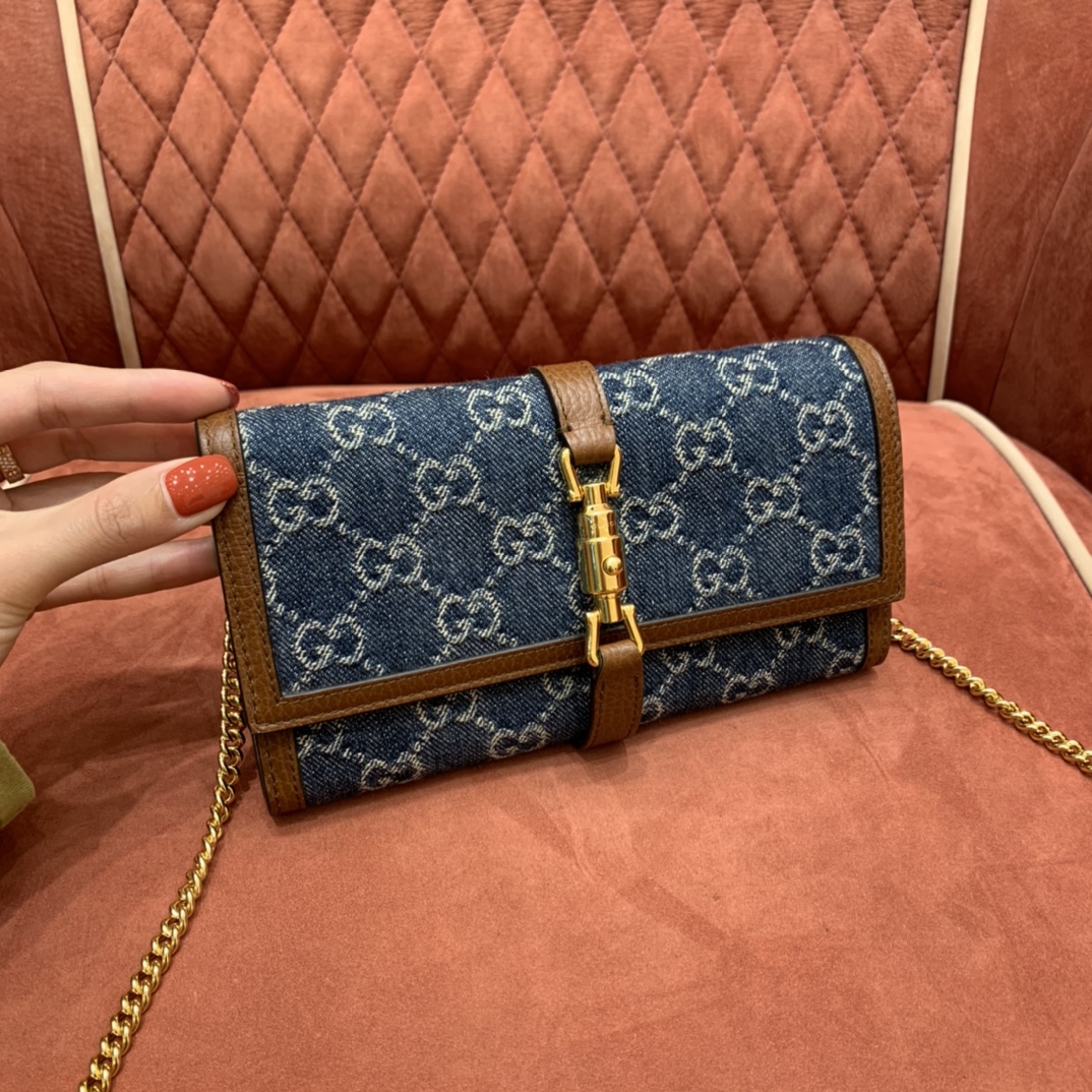 𝙂𝙐𝘾𝘾𝙄 𝘿𝙀𝙉𝙄𝙈