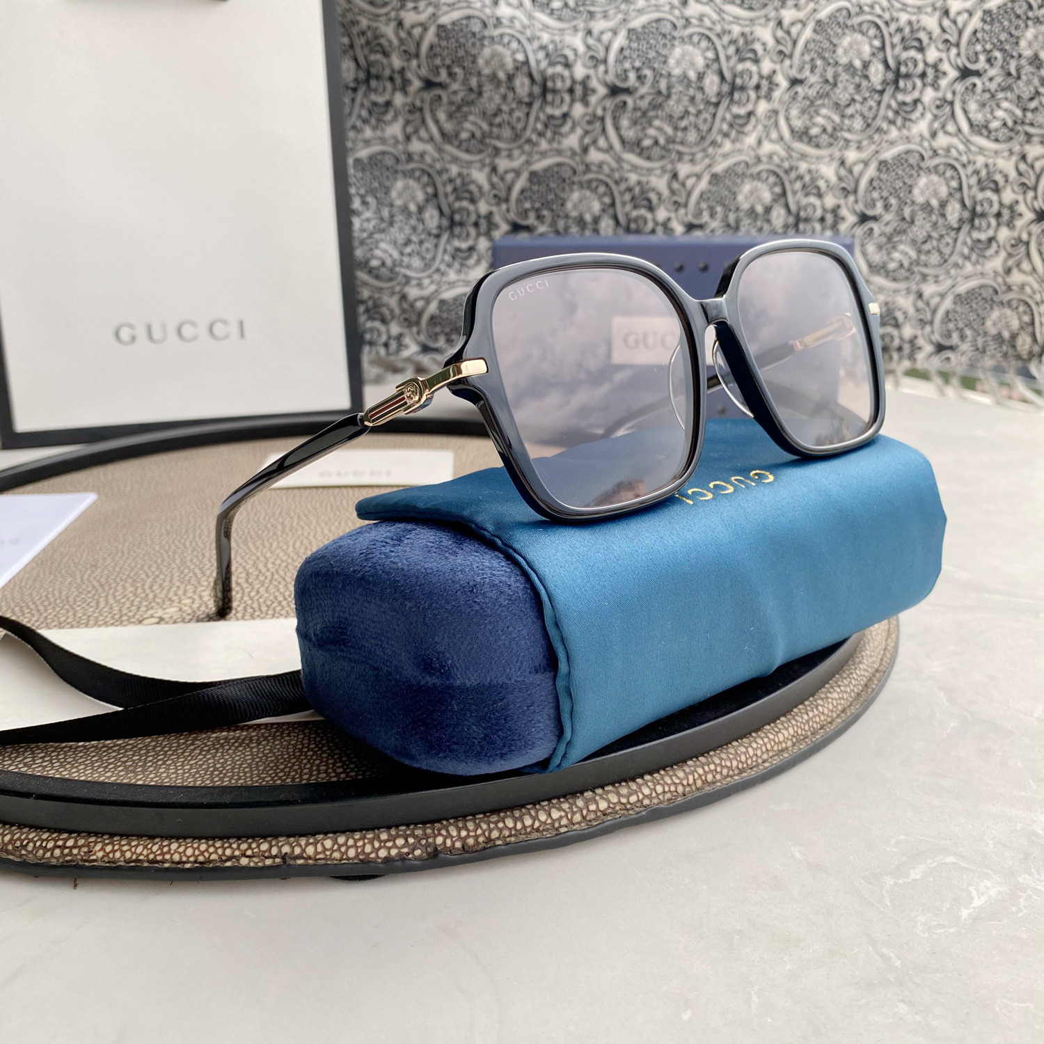 RECTANGULAR FRAME SUNGLASSES