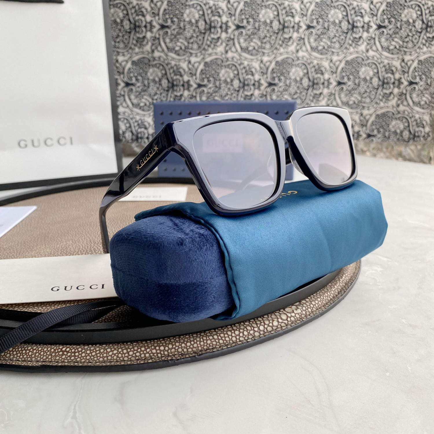 Gucci acetate sunglasses with logo