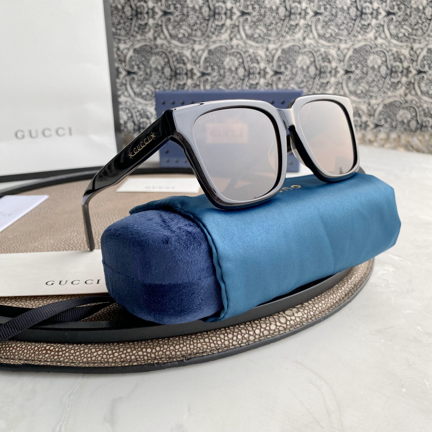 Gucci acetate sunglasses with logo