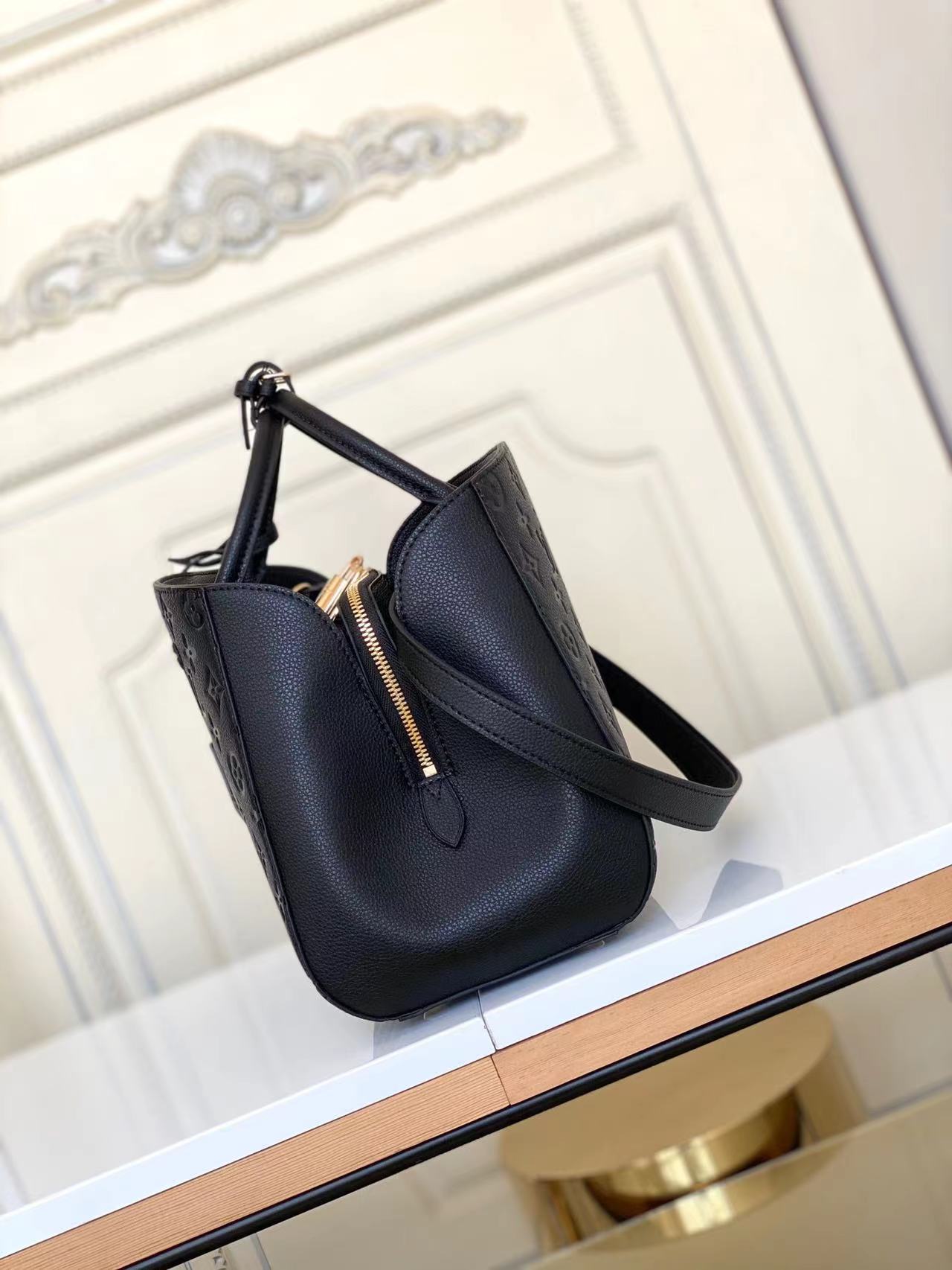 Montaigne MM  Empreinte Leather