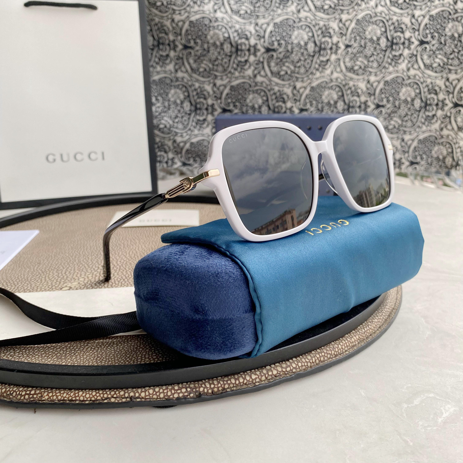 RECTANGULAR FRAME SUNGLASSES