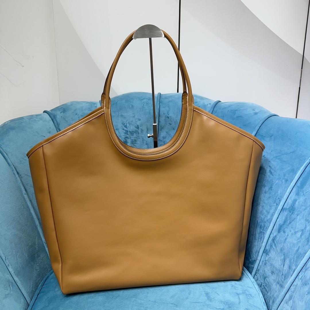 Lvy Leather bag