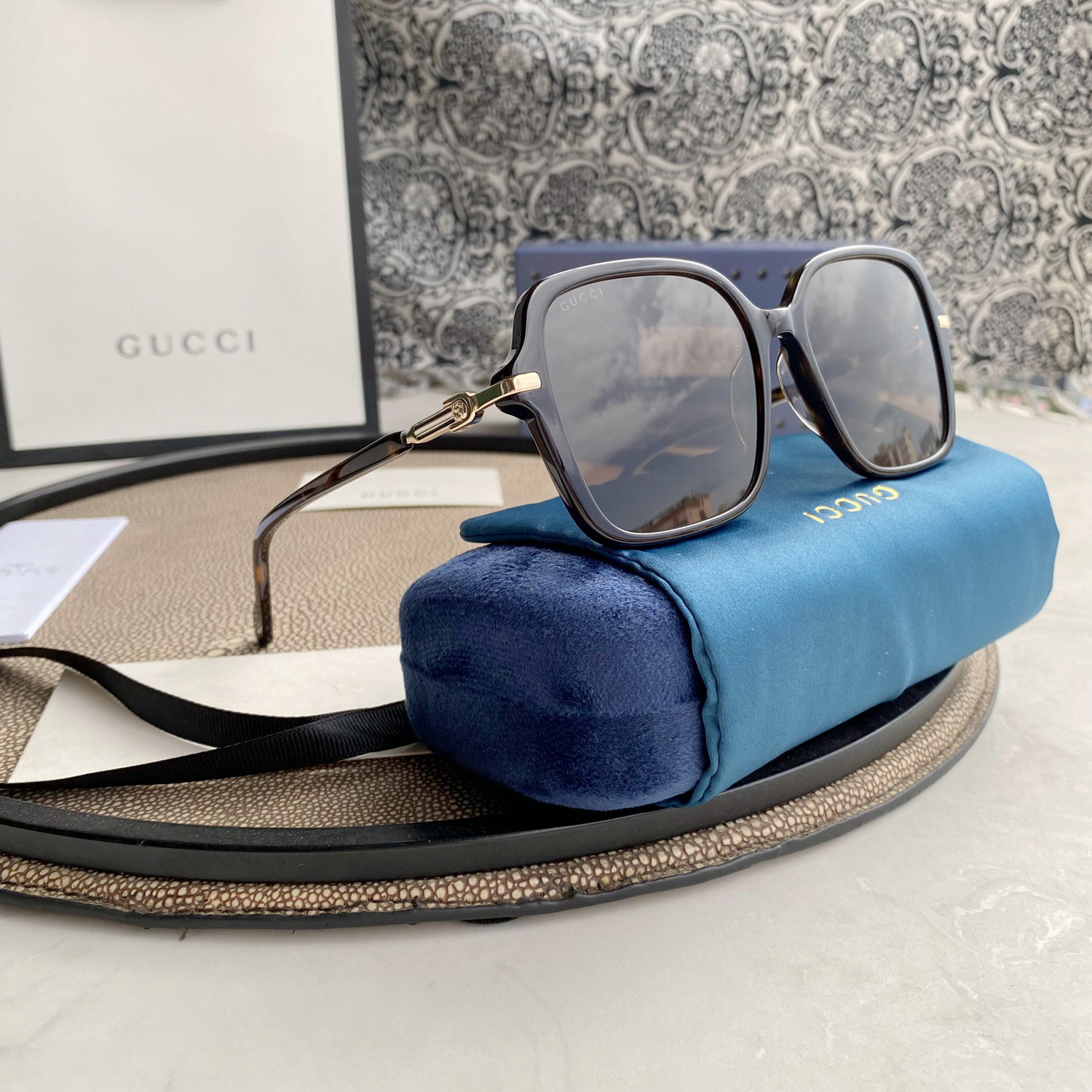 RECTANGULAR FRAME SUNGLASSES