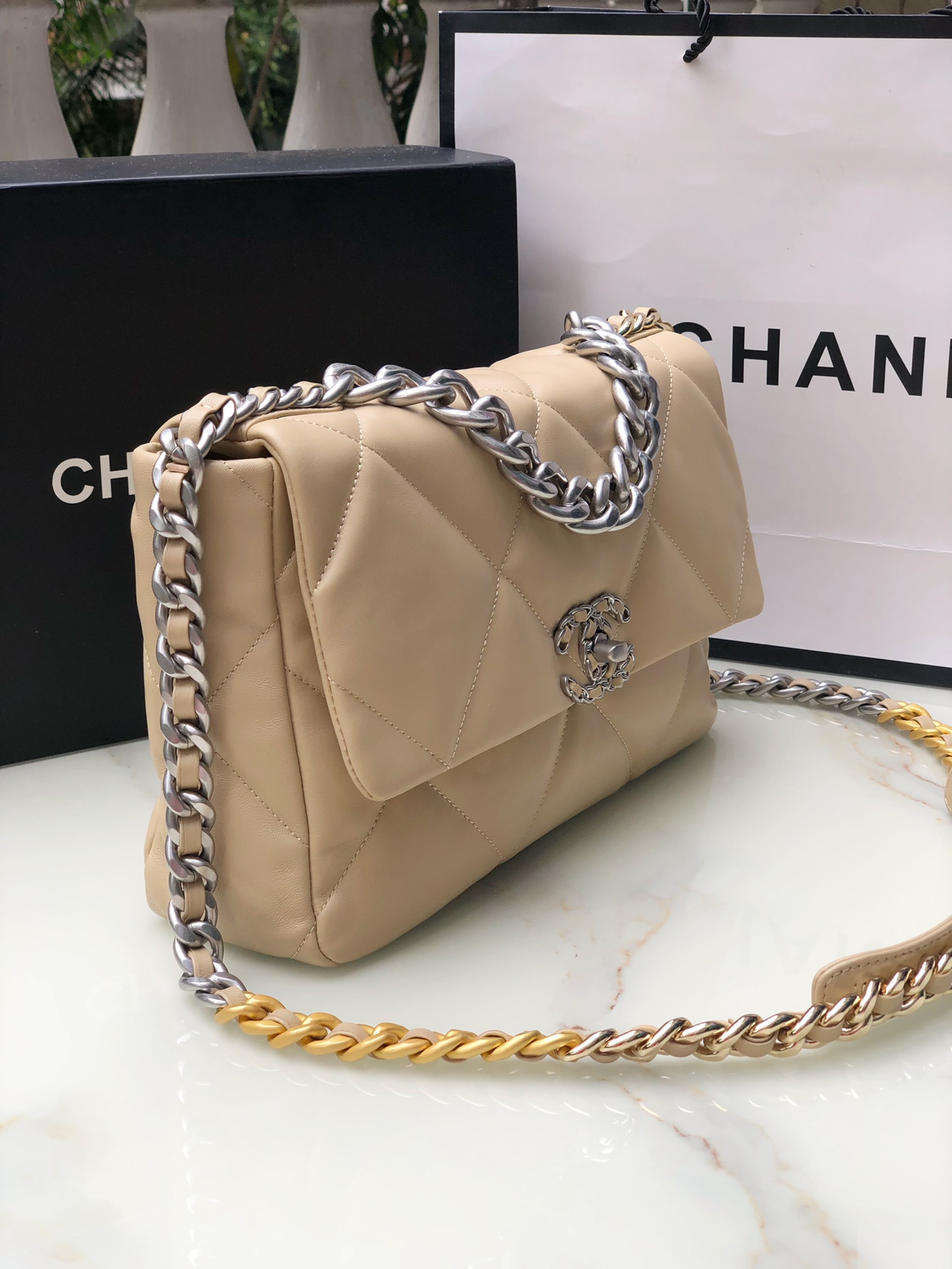 Chanel 19 medium