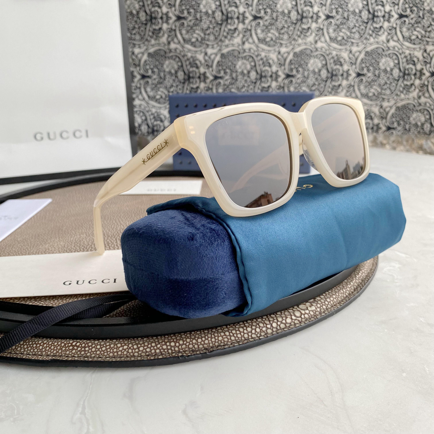 Gucci acetate sunglasses with logo