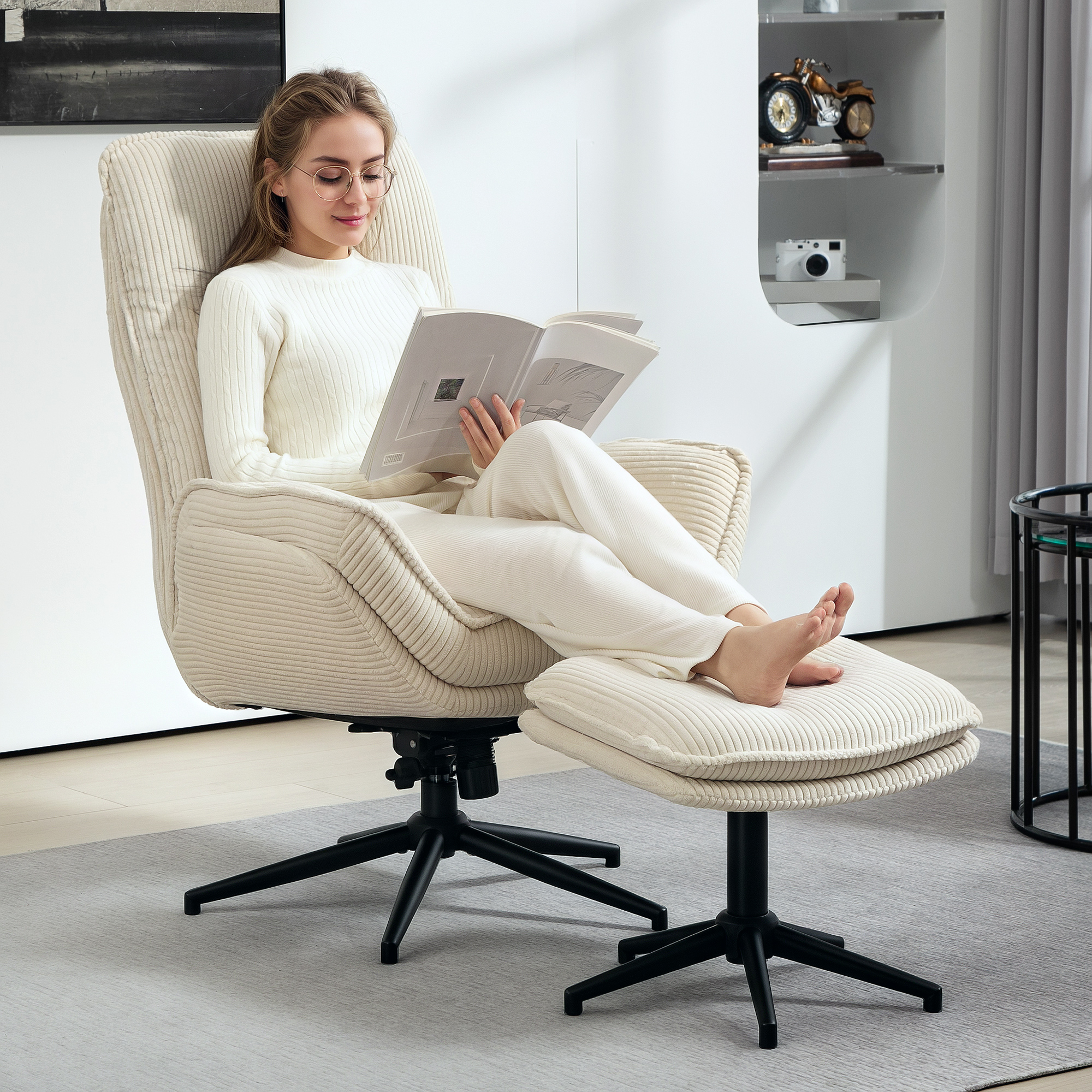 HOMCOM Draaibare Gestoffeerde Fauteuil met Voetenbank, Modern Relaxfauteuil voor Woonkamer, Slaapkamer, Thuiskantoor, Beige