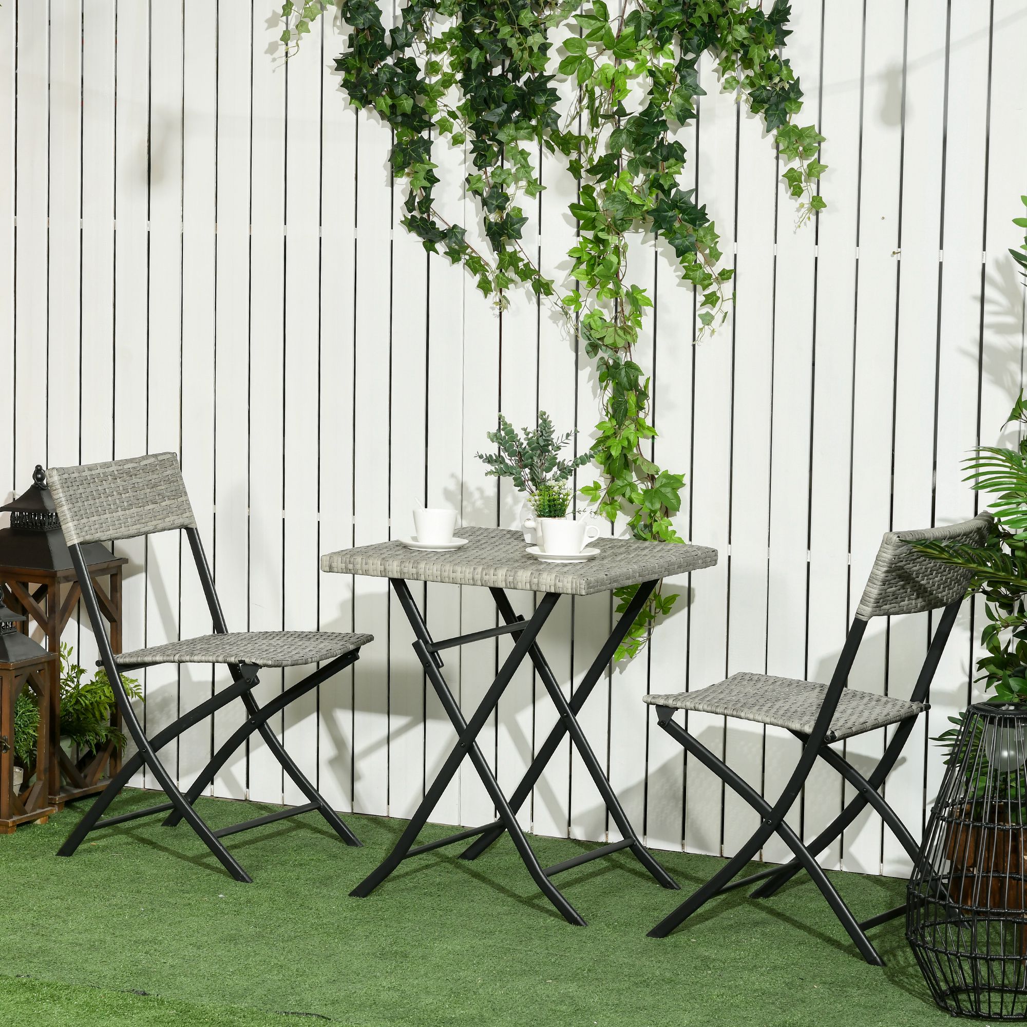 Outsunny Driedelige tuinmeubelset, 2 klapstoelen, 1 klaptafel, rotanlook, metalen frame, lichtgrijs