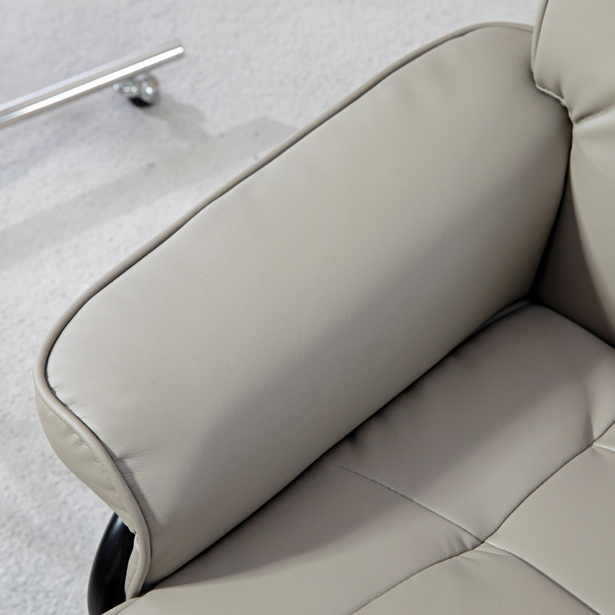 HOMCOM Relaxfauteuil met Voetenbankje, Draaibaar & Kantelbaar, Kunstlederen Bekleding, tot 150 kg, Houten Frame, Grijs