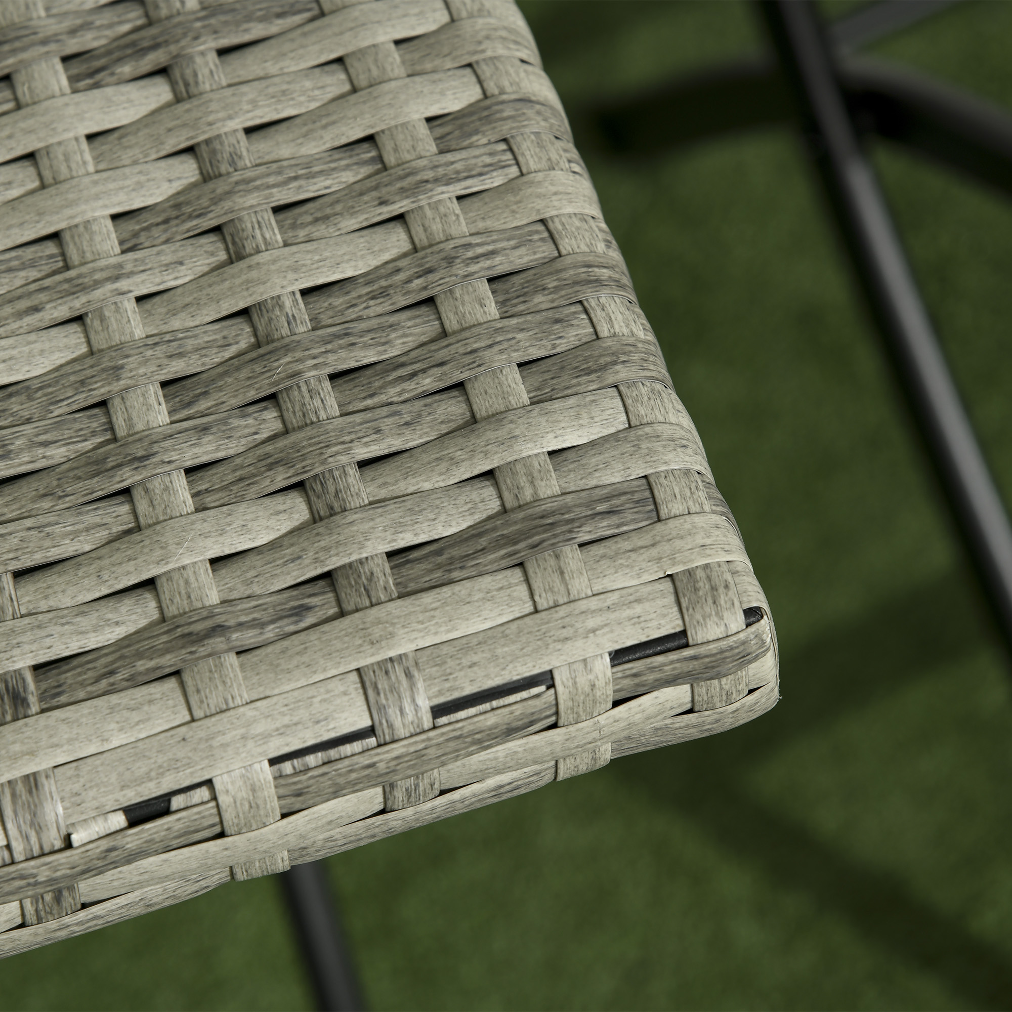 Outsunny Driedelige tuinmeubelset, 2 klapstoelen, 1 klaptafel, rotanlook, metalen frame, lichtgrijs