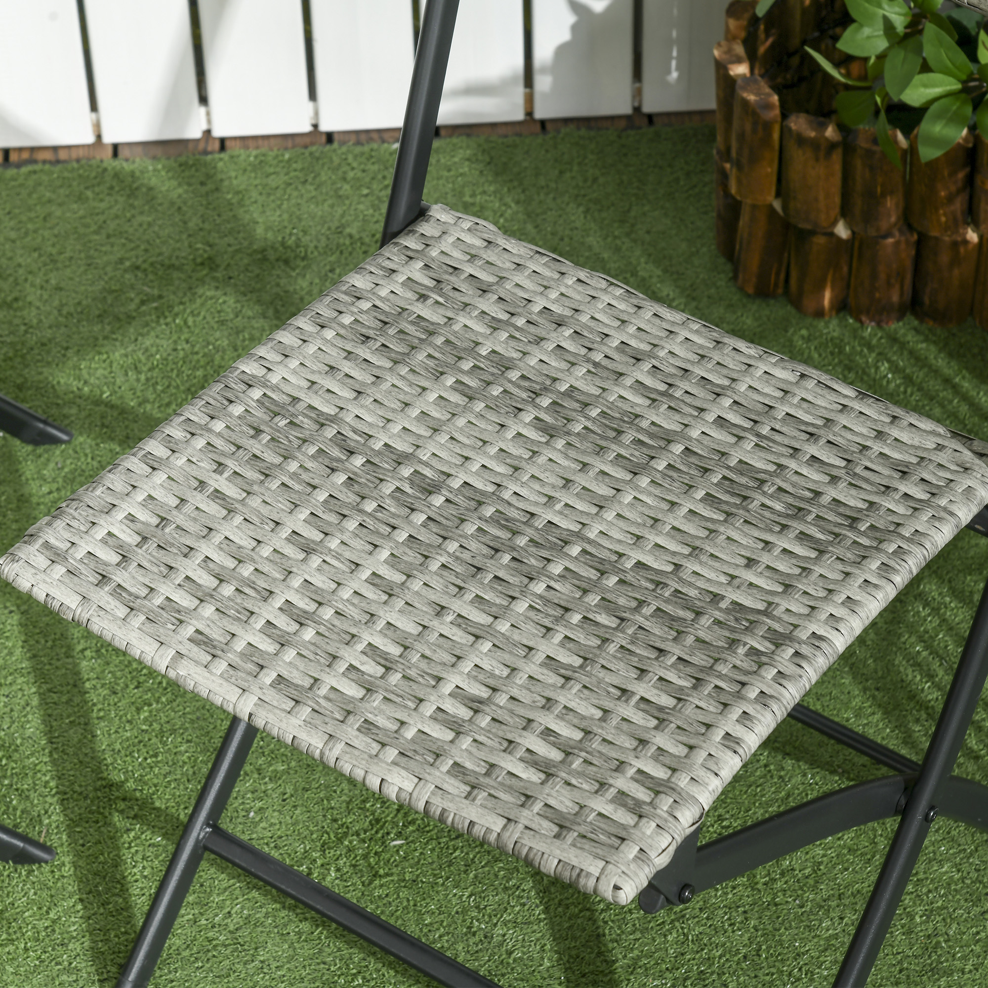 Outsunny Driedelige tuinmeubelset, 2 klapstoelen, 1 klaptafel, rotanlook, metalen frame, lichtgrijs