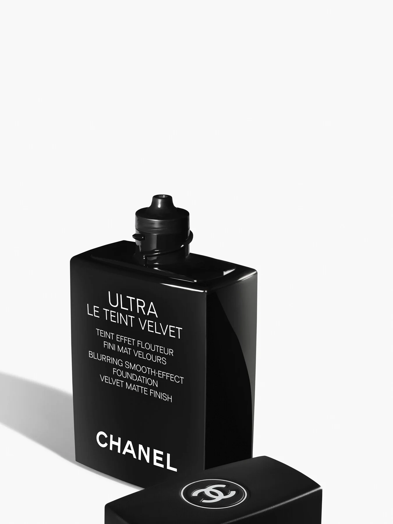 CHANEL ULTRA LE TEINT VELVET BLURRING SMOOTH-EFFECT FOUNDATION. VELVET MATTE FINISH.