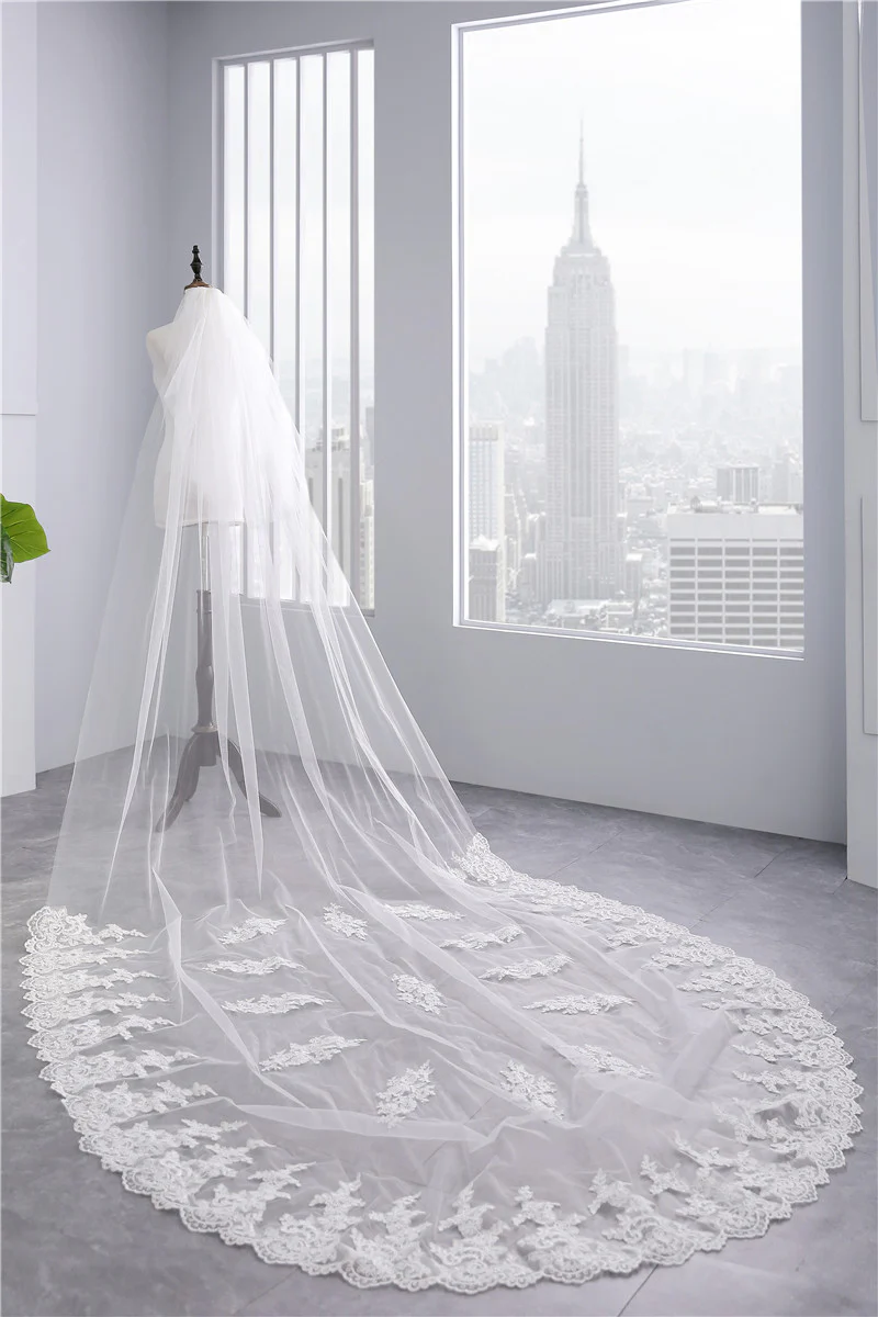 Two-tier Lace Wedding Veil with Appliques - QUGEX