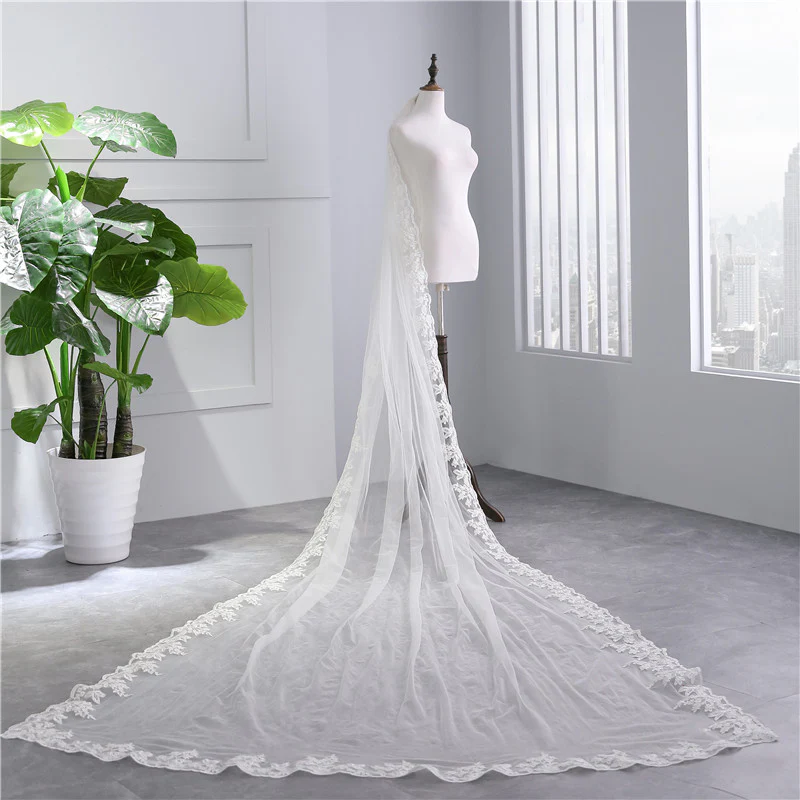 One-tier Lace Wedding Veil with Appliques - QUGEX