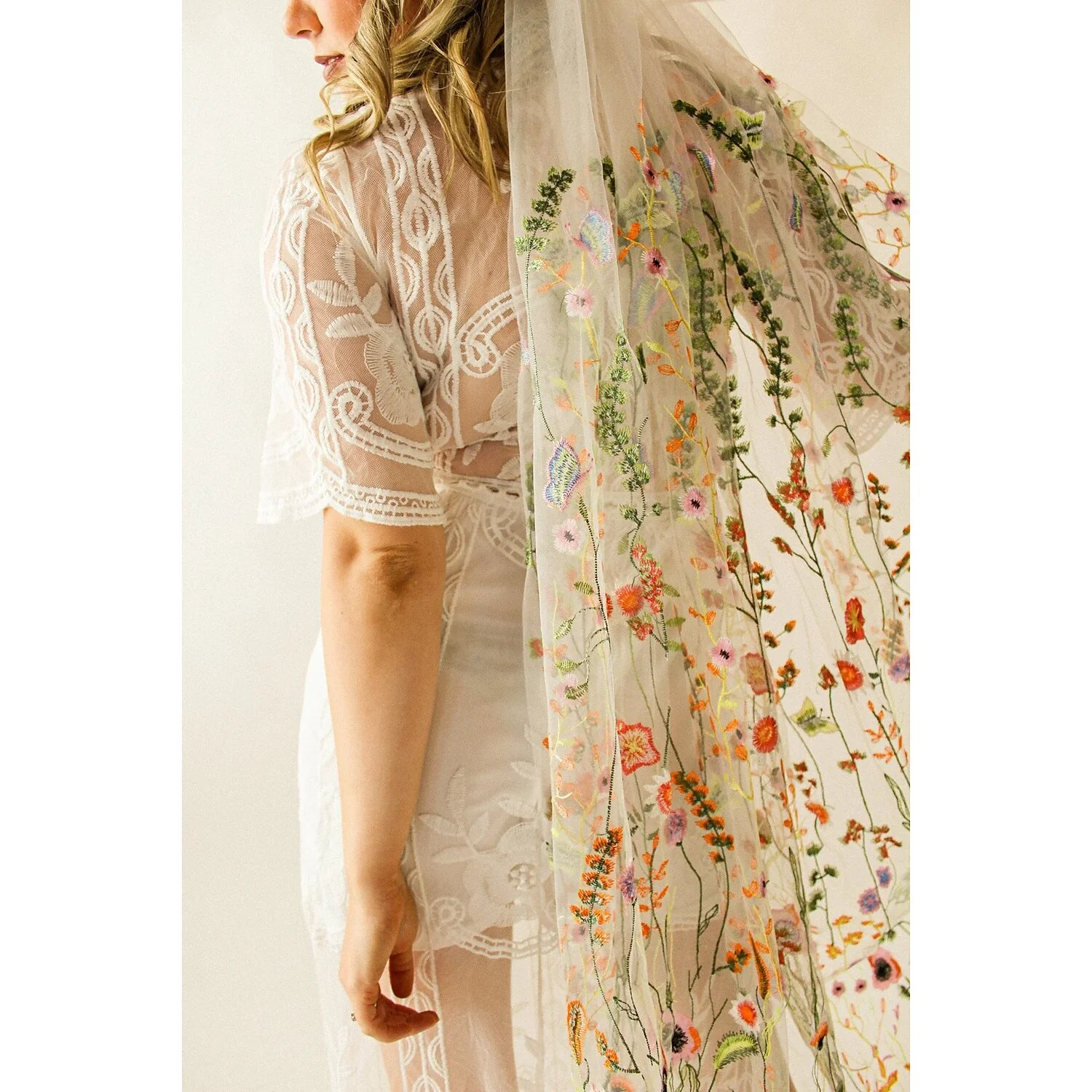 One-tier Flower Style / Sweet Wedding Veils Chapel Veils with Embroidery - QUGEX