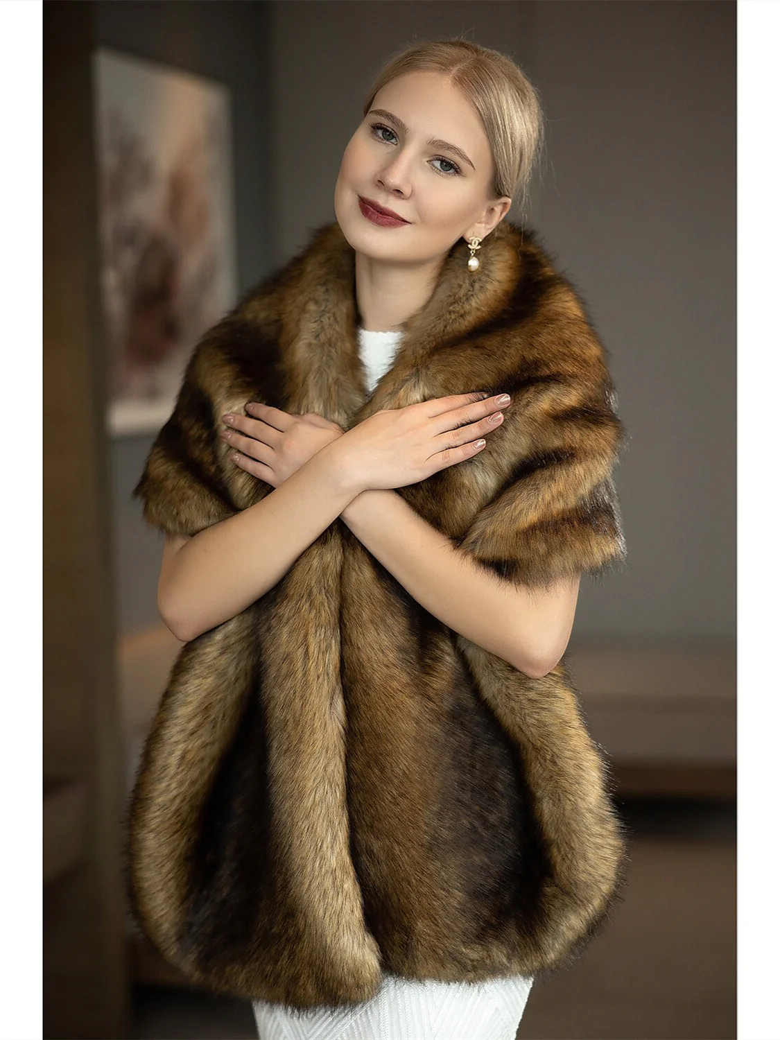 Shawls Bridal's Wraps Elegant Keep Warm Sleeveless Faux Fur Wedding Wraps With Feathers / Fur - QUGEX