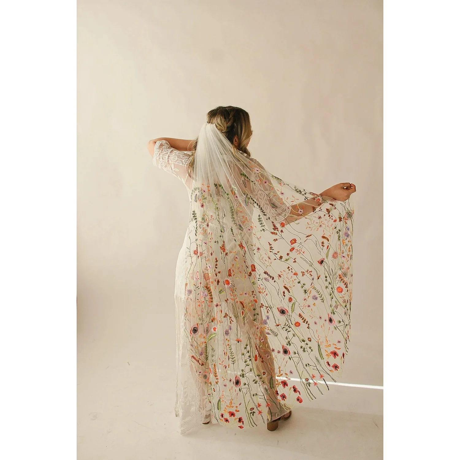 One-tier Flower Style / Sweet Wedding Veils Chapel Veils with Embroidery - QUGEX