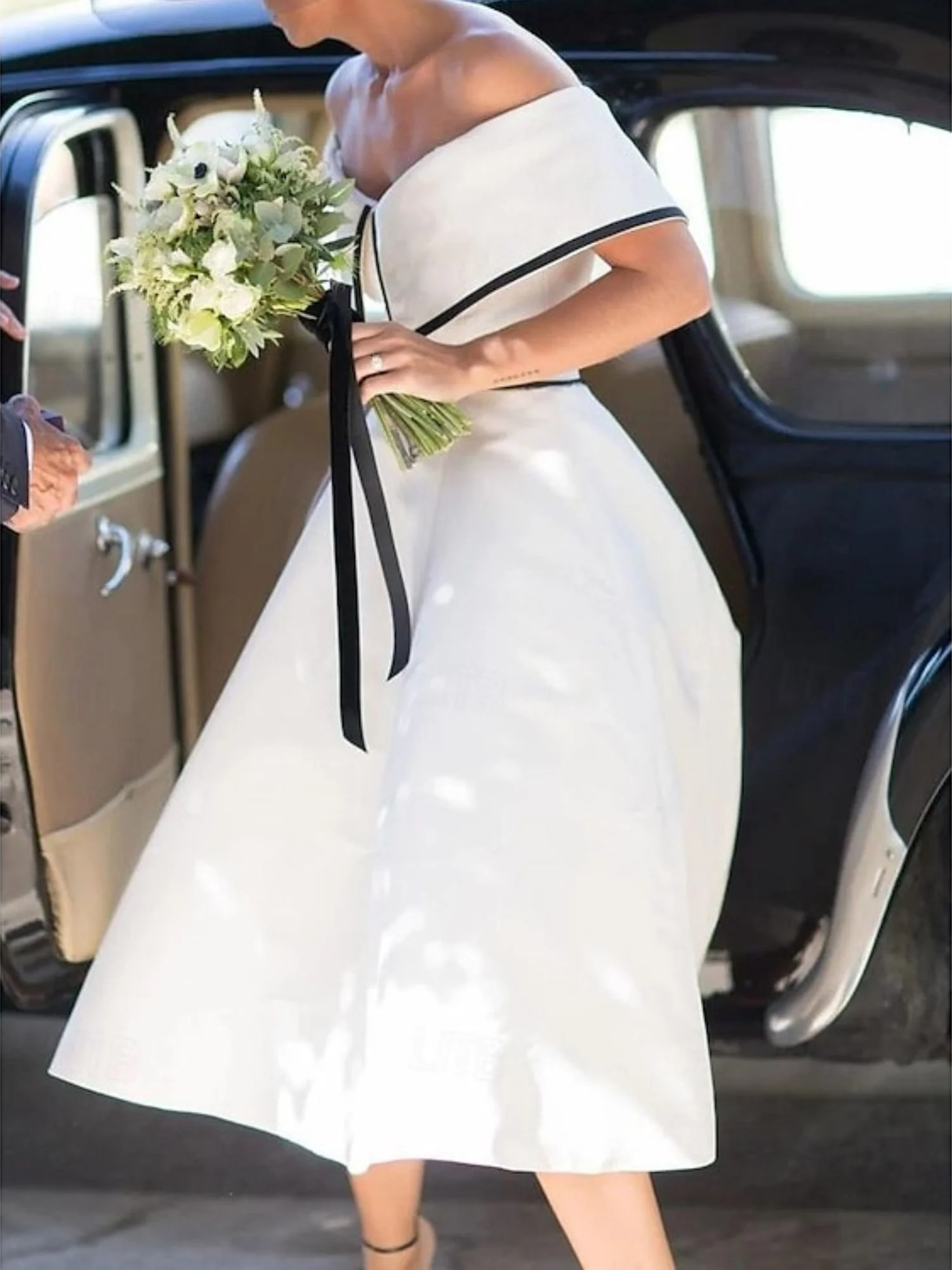 A-Line/Princess Off-the-Shoulder Short Sleeves Tea Length Simple Classical Wedding Dress - QUGEX